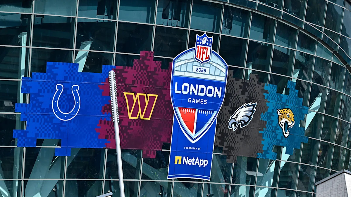 Painel da NFL em Londres, com referências a Commanders e Colts.