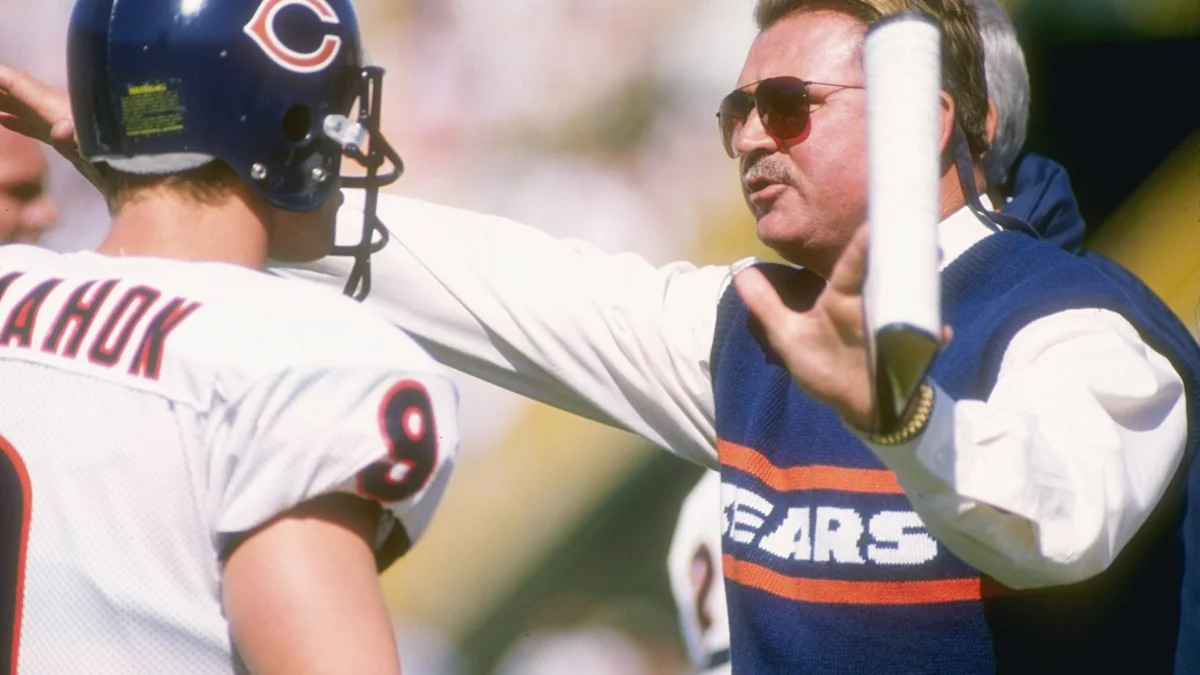 Mike Ditka conversa com Jim Harbaugh em imagem de arquivo dos Bears.