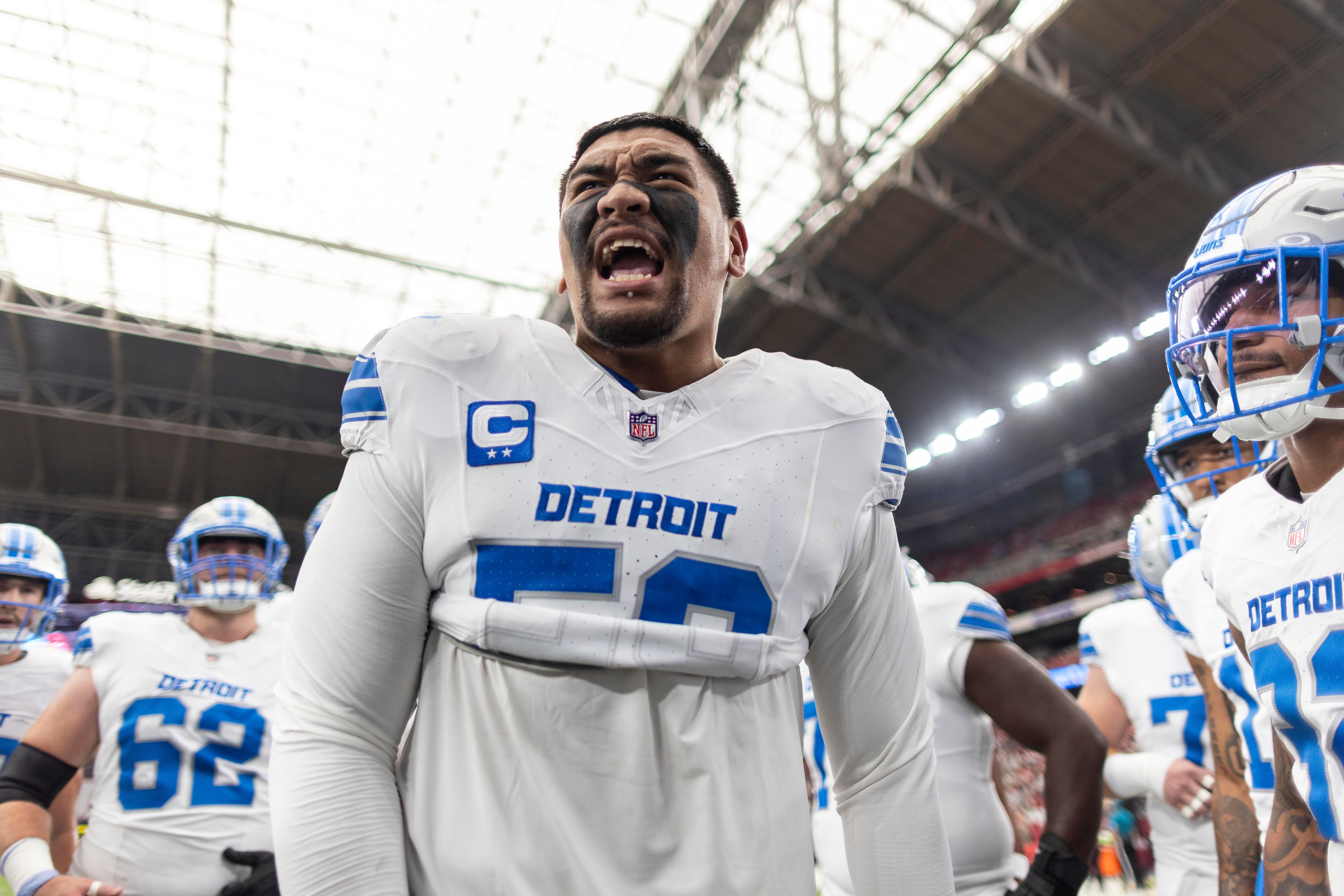 Penei Sewell comanda a reunião dos Lions antes do jogo contra os Cardinals.
