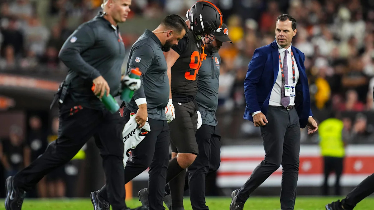 Mike Hall Jr., dos Browns, recebe atendimento à beira do campo.