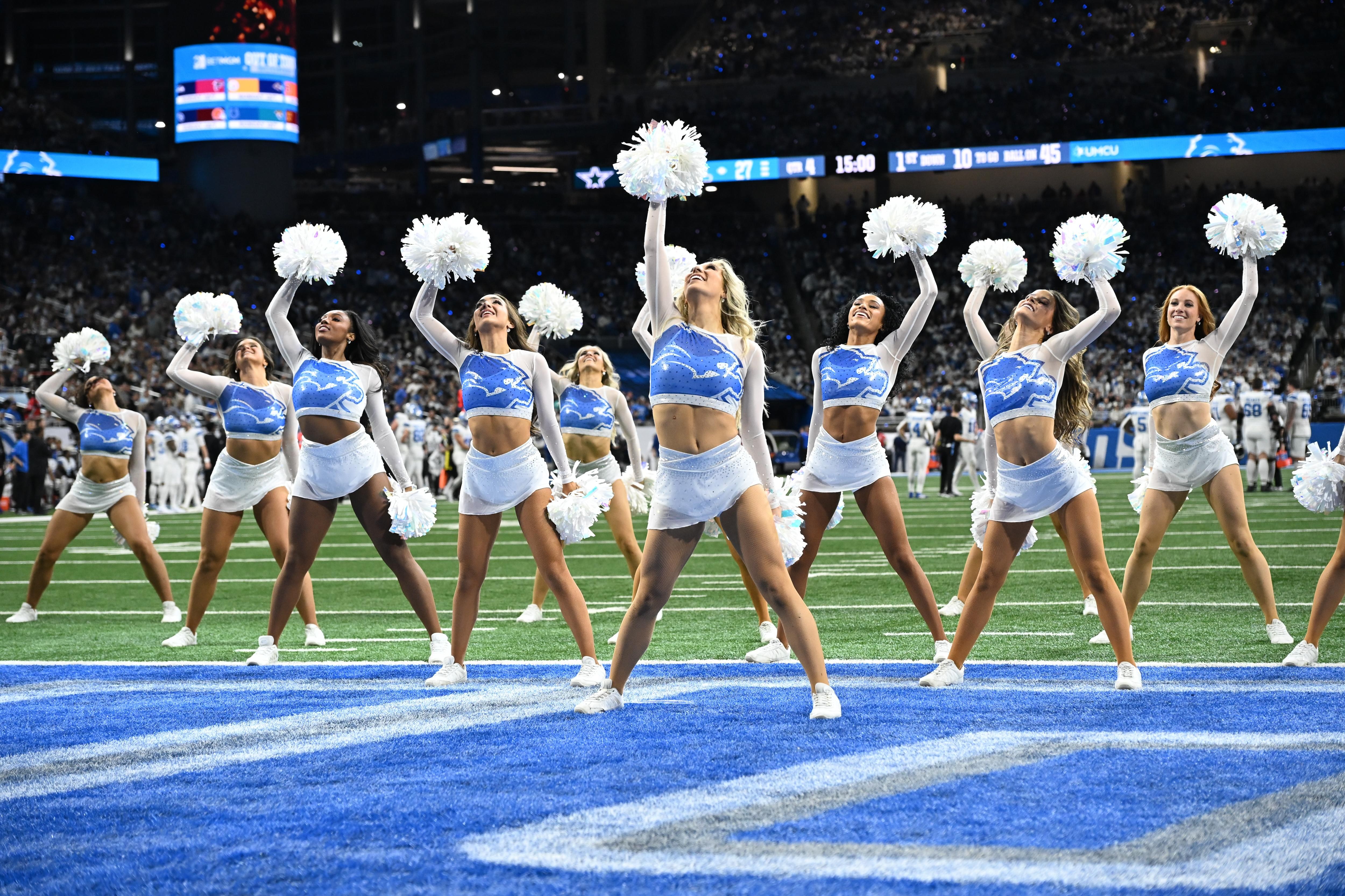 Cheerleaders dos Lions se apresentam durante uma partida em Ford Field.