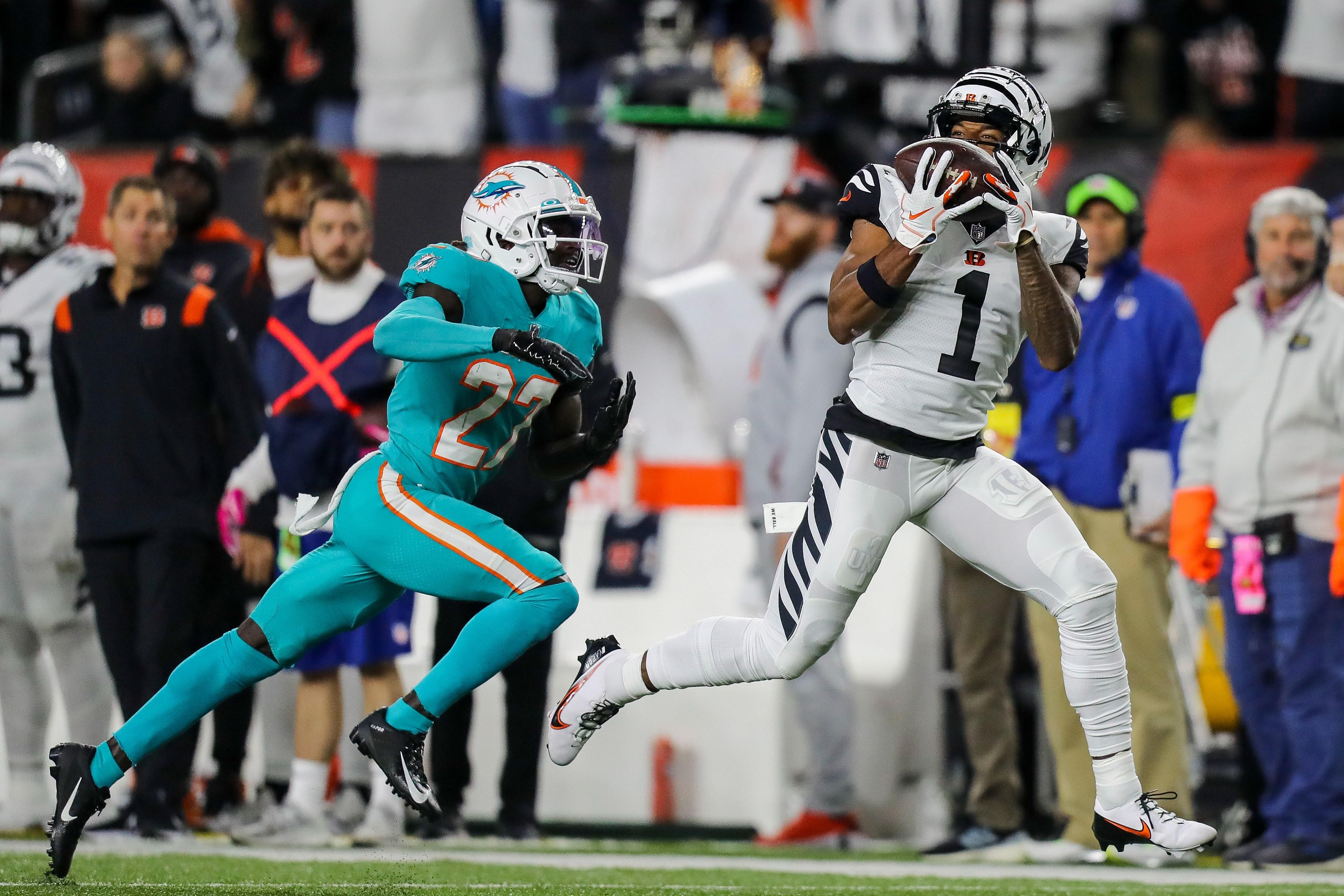 Ja'Marr Chase recebe um passe contra os Dolphins em 29 de setembro de 2022.
