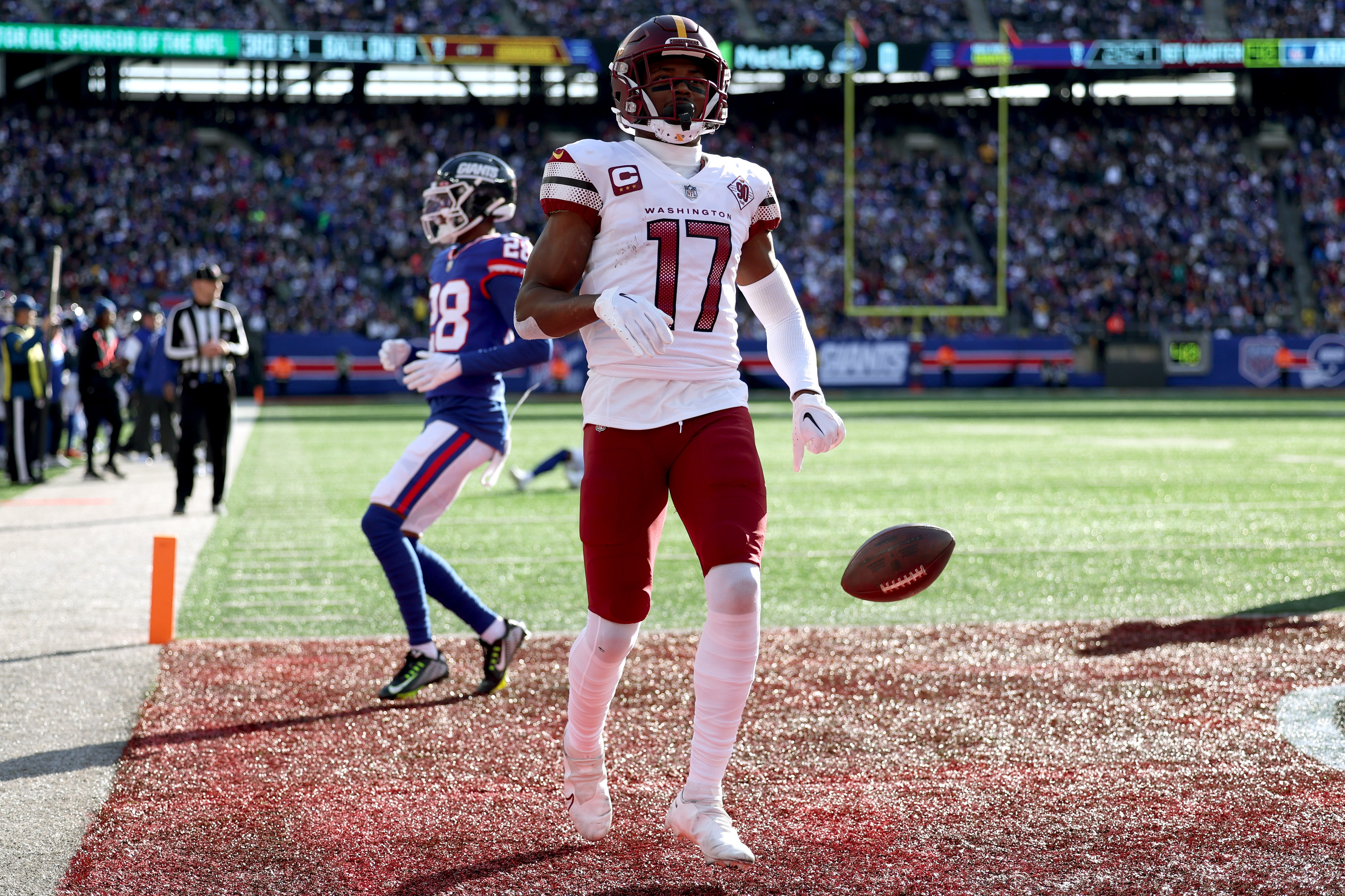 Terry McLaurin marca um touchdown dos Commanders contra os Giants em 4 de dezembro de 2022.