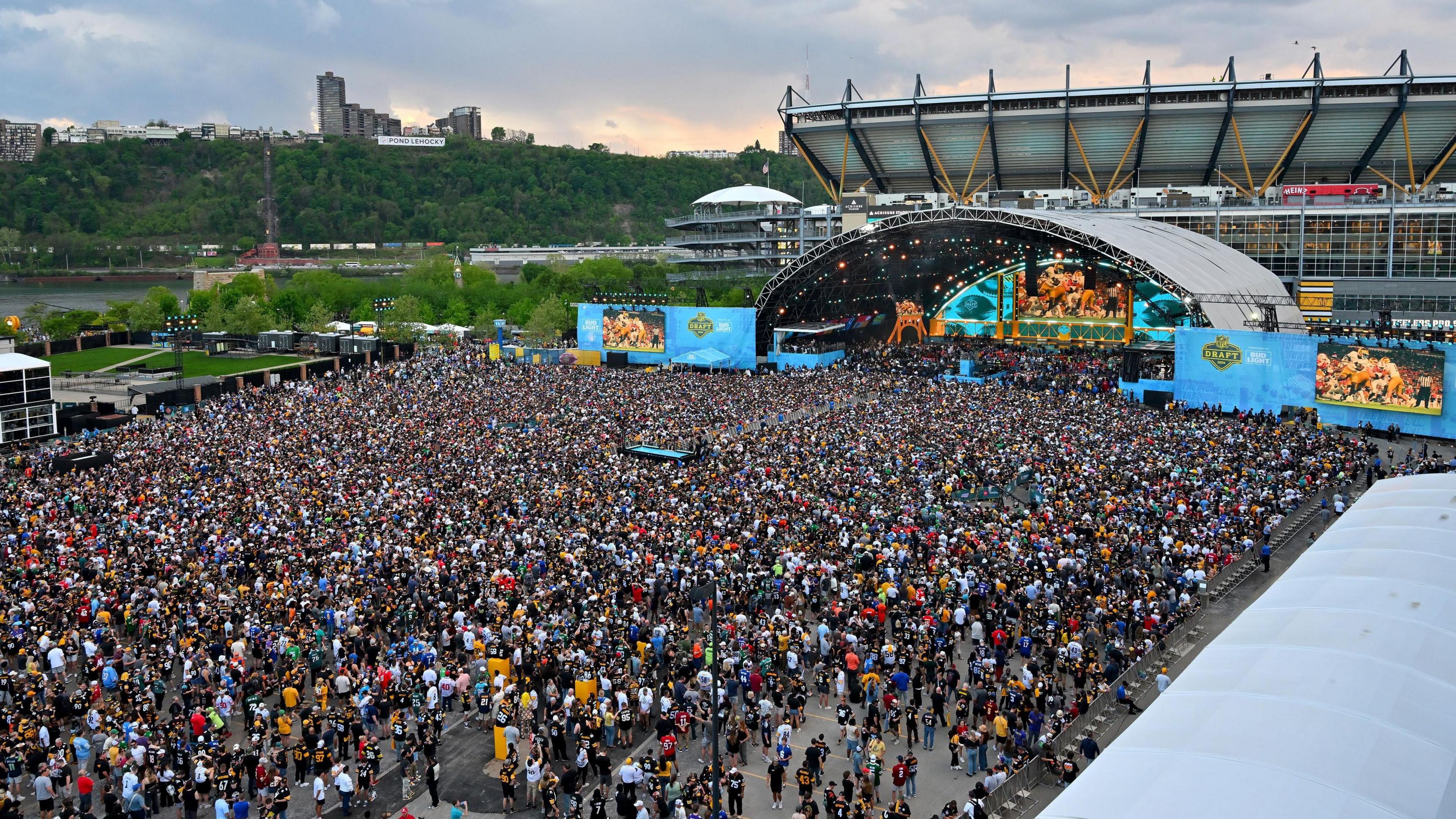 Torcedores se reúnem nos arredores do Acrisure Stadium para o Draft da NFL de 2026, em Pittsburgh.