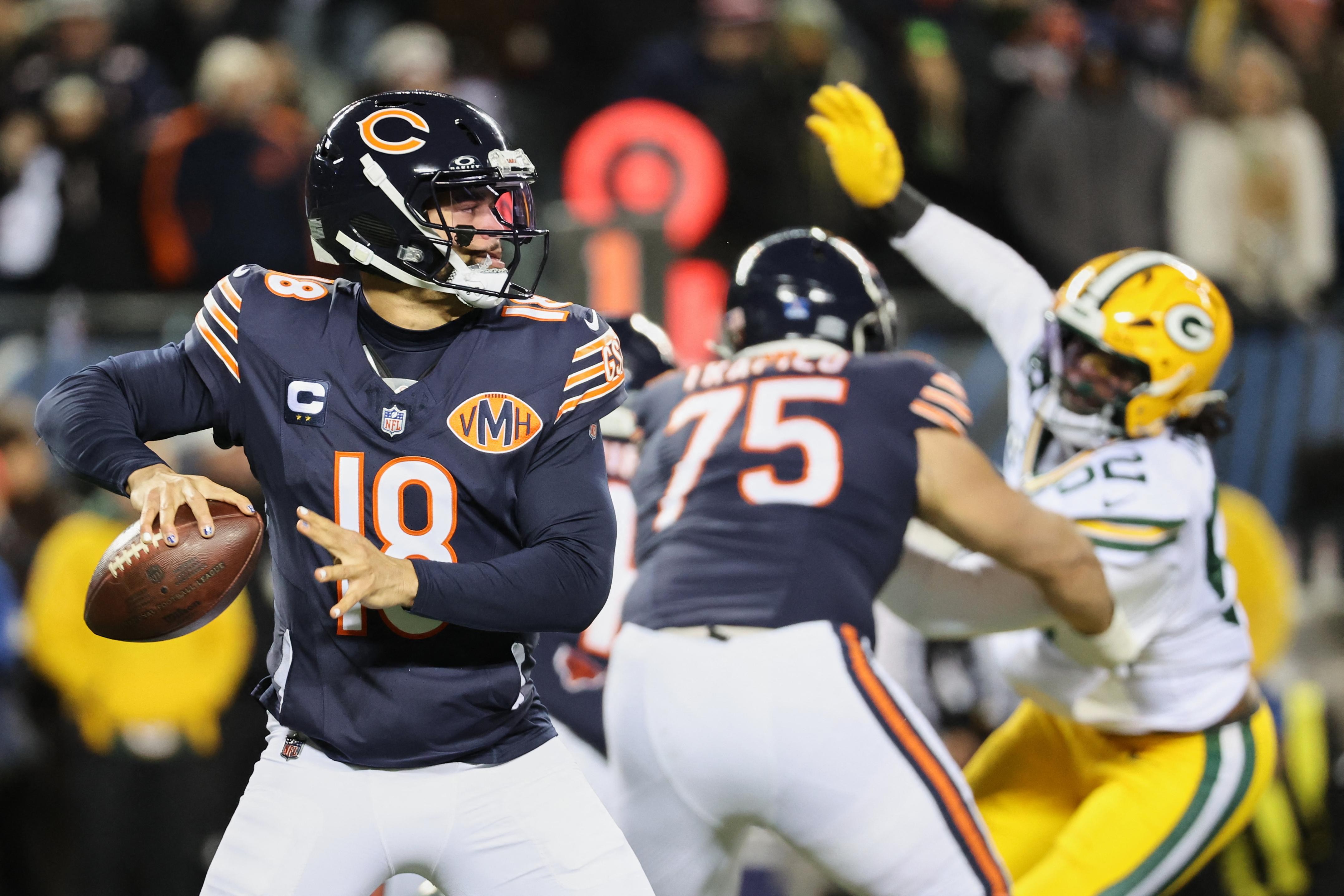 Caleb Williams lança a bola enquanto Ozzy Trapilo bloqueia pelos Bears contra os Packers, em 20 de dezembro de 2025.