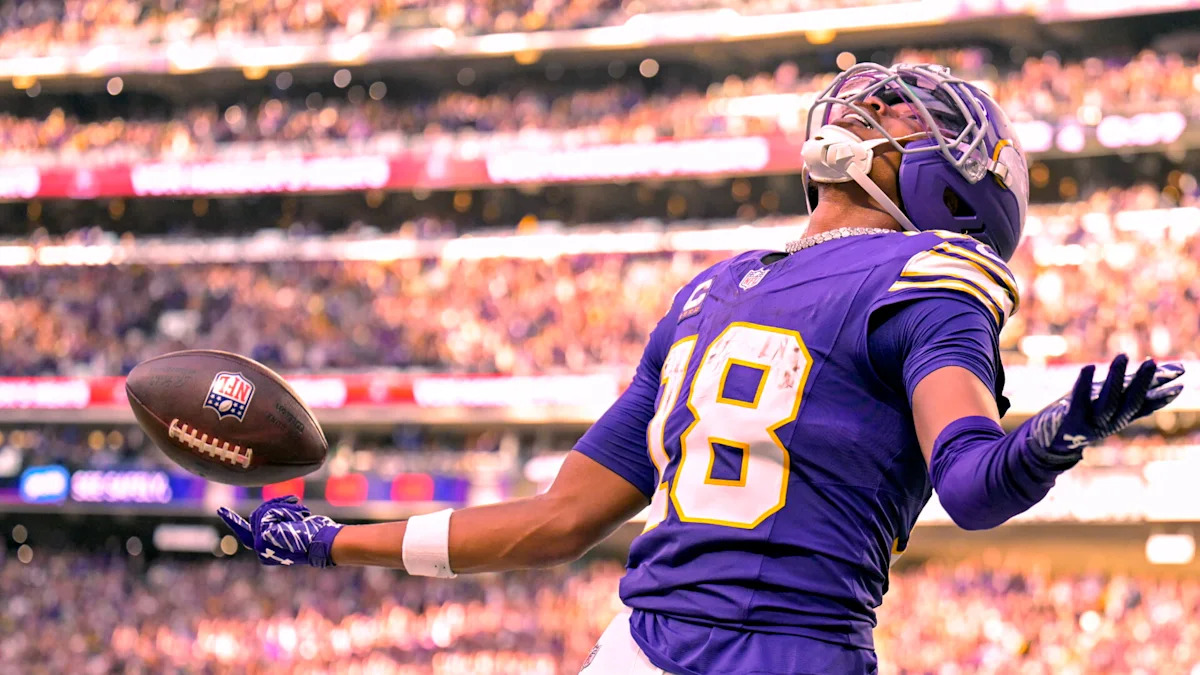 Justin Jefferson comemora pelo Minnesota Vikings.