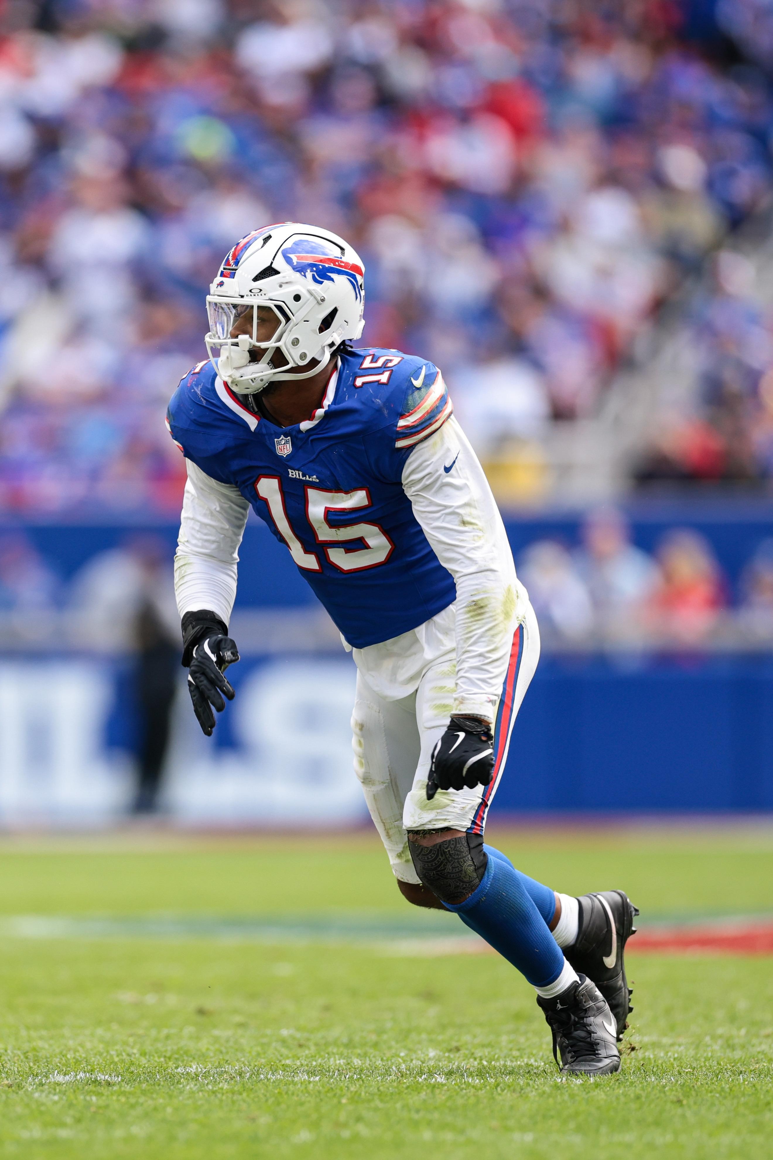 Greg Rousseau se prepara para uma jogada dos Bills contra os Patriots, em 4 de outubro de 2026.