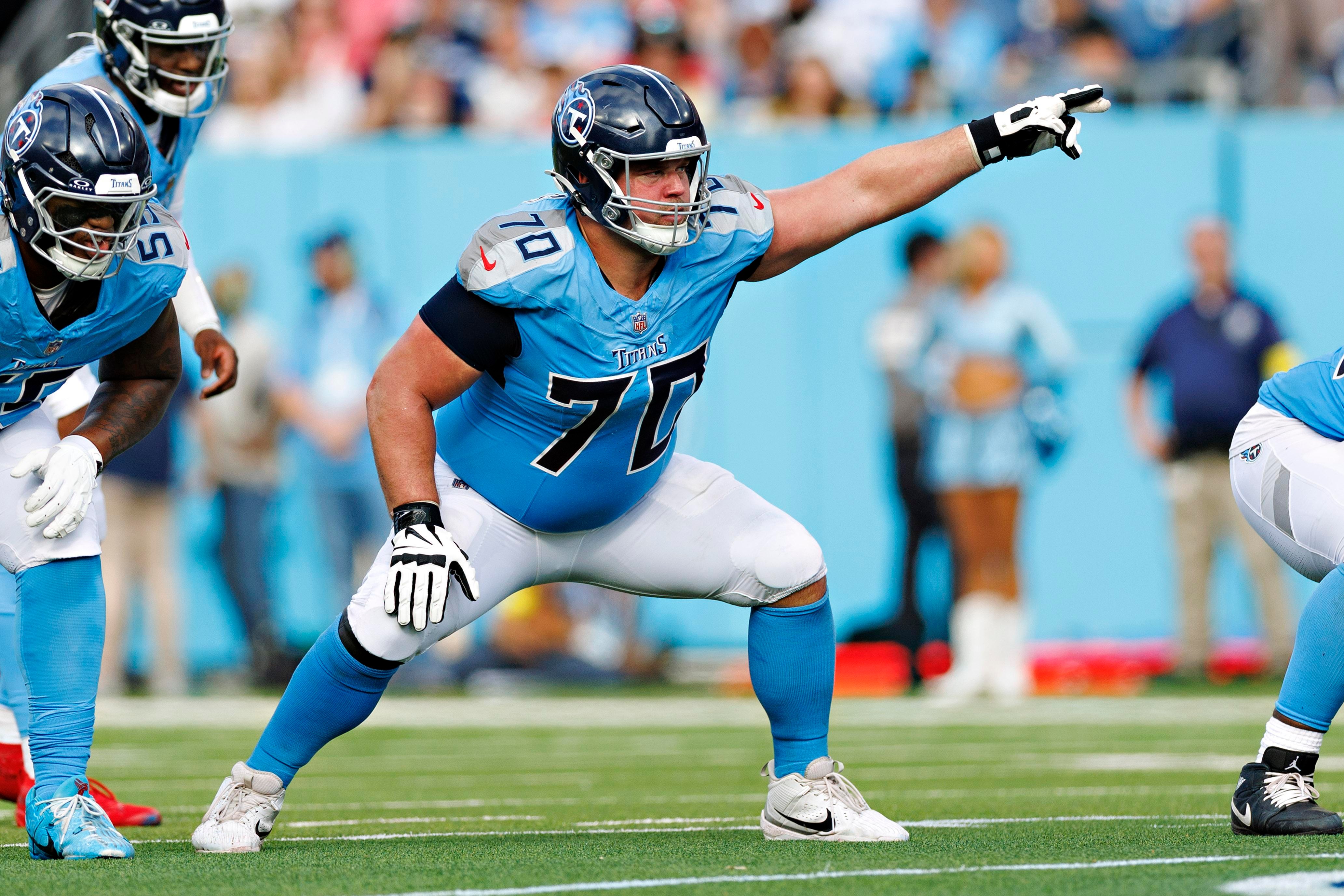 Kevin Zeitler se posiciona na linha dos Titans contra os Saints em 28 de dezembro de 2025.