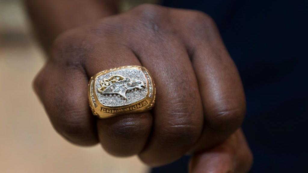 Allen Aldridge mostra seu anel do título do Super Bowl conquistado em 1998.