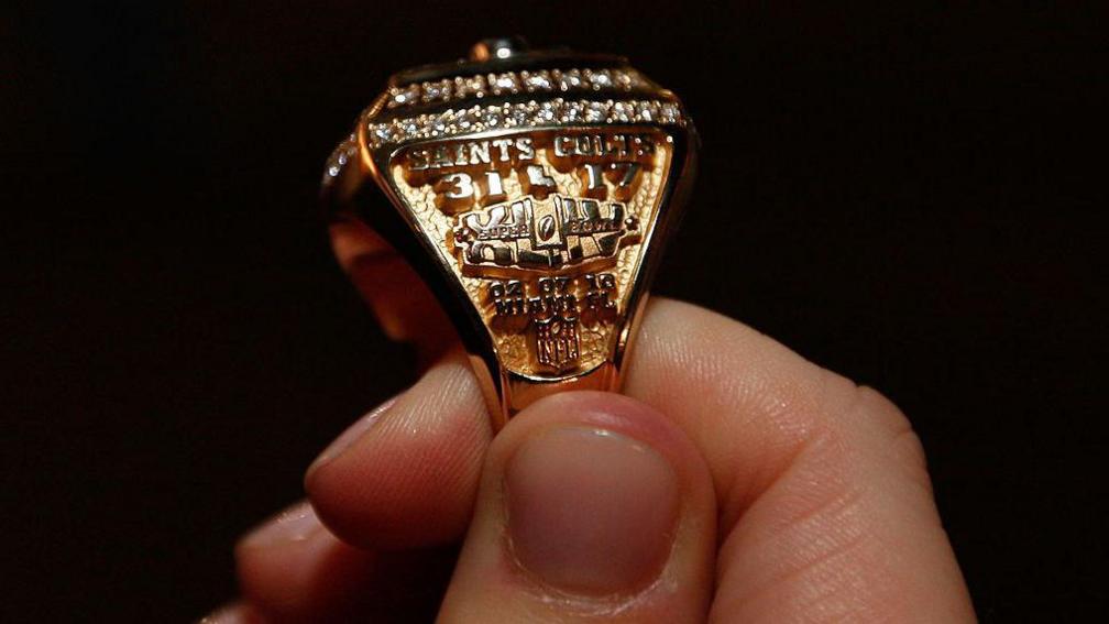 Anel do título do New Orleans Saints traz o placar de 31 a 17 sobre os Colts, a data e a sede do Super Bowl.