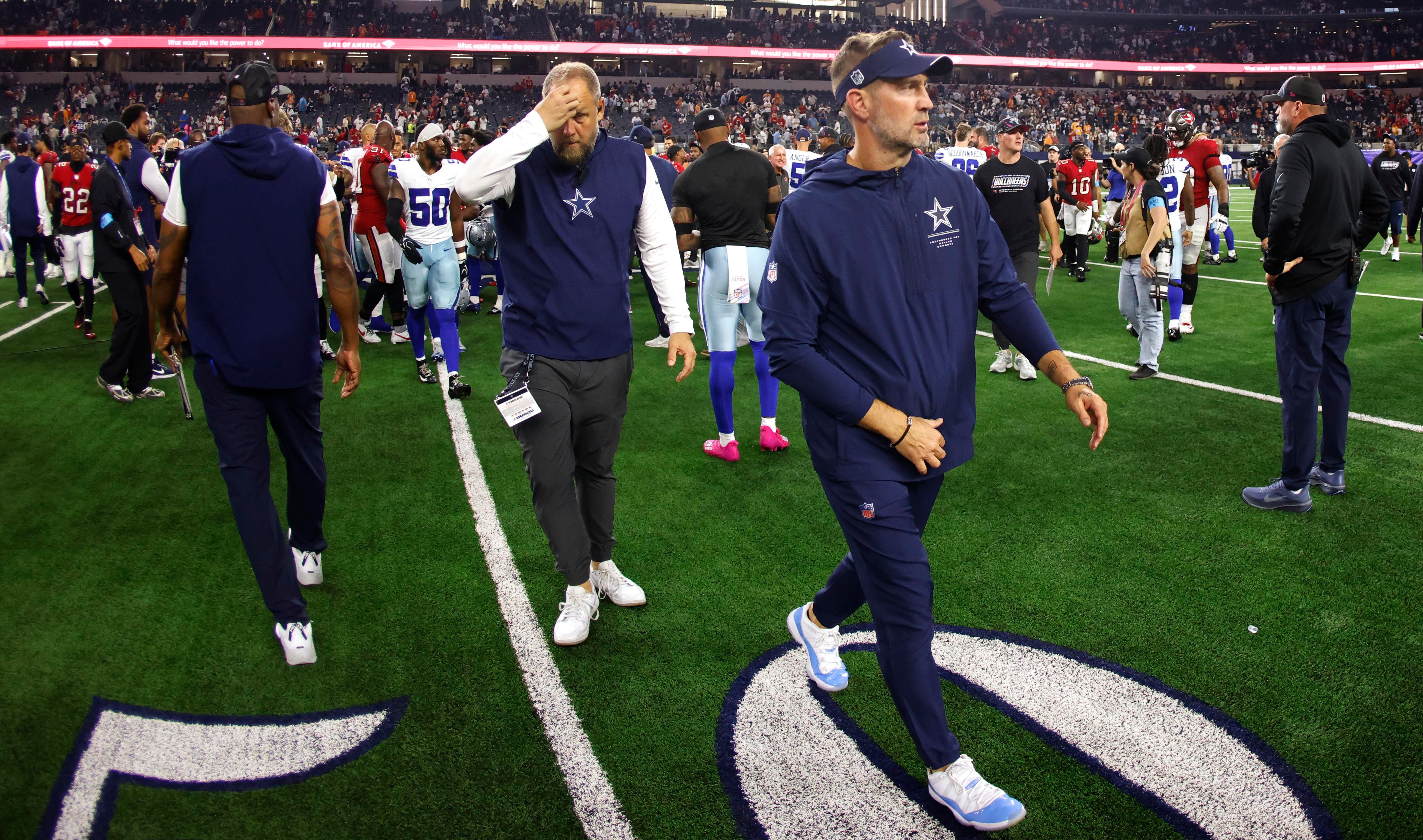 Brian Schottenheimer deixa o campo após a derrota dos Cowboys para os Buccaneers, em 8 de outubro de 2026.