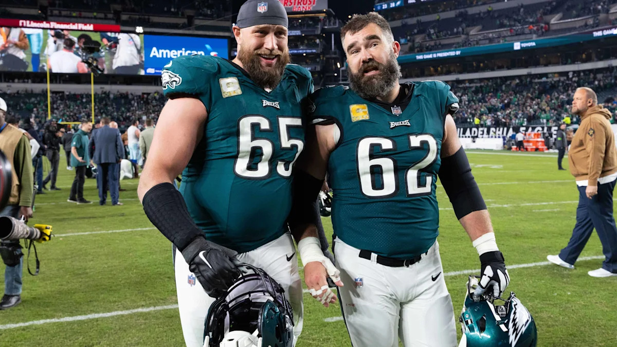 Lane Johnson e Jason Kelce juntos em campo pelos Eagles.