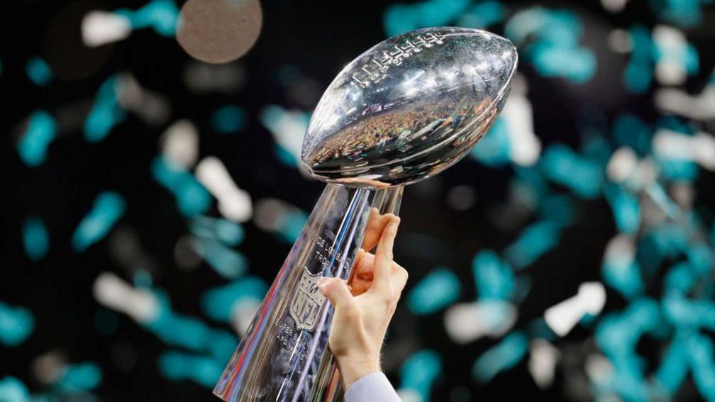 Troféu Vince Lombardi, entregue ao campeão do Super Bowl.