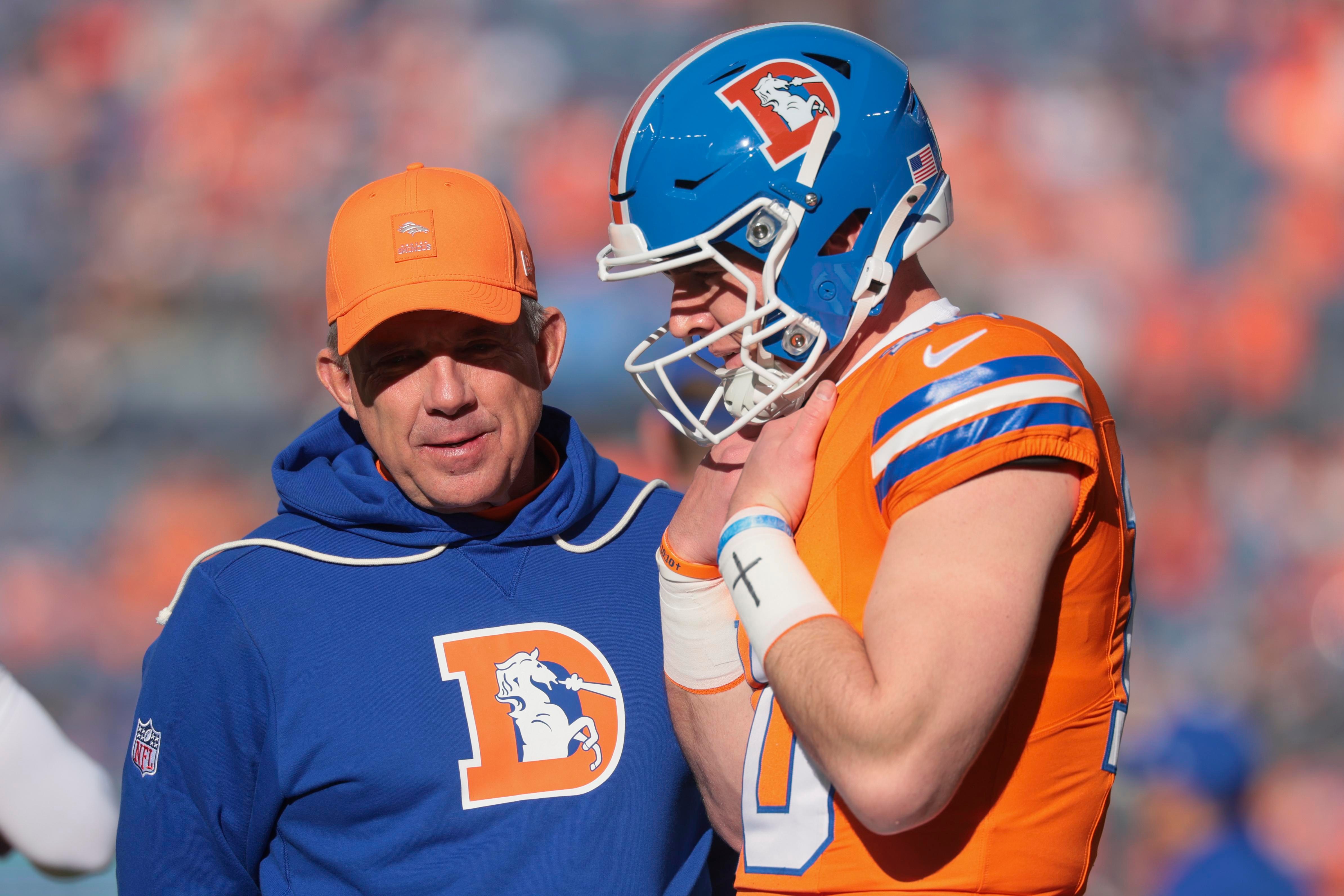 Sean Payton conversa com Bo Nix, dos Broncos, equipe presente na análise de resultados da rodada.