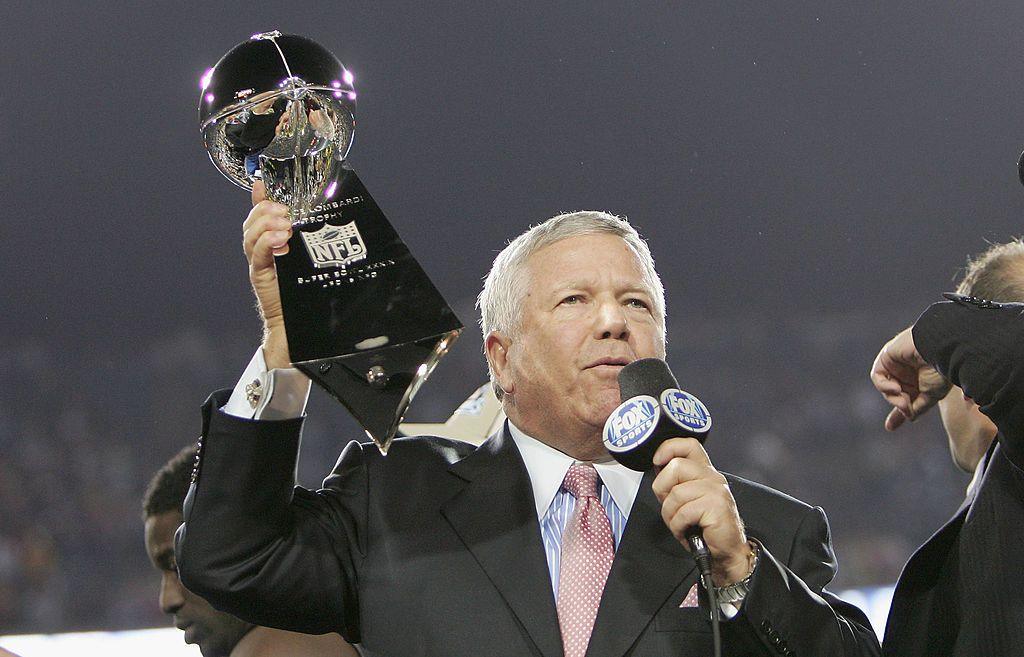 Robert Kraft, proprietário do New England Patriots, segura o troféu Vince Lombardi.