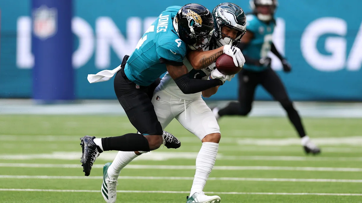 Parker Washington corre com a bola diante da defesa dos Eagles em Londres.