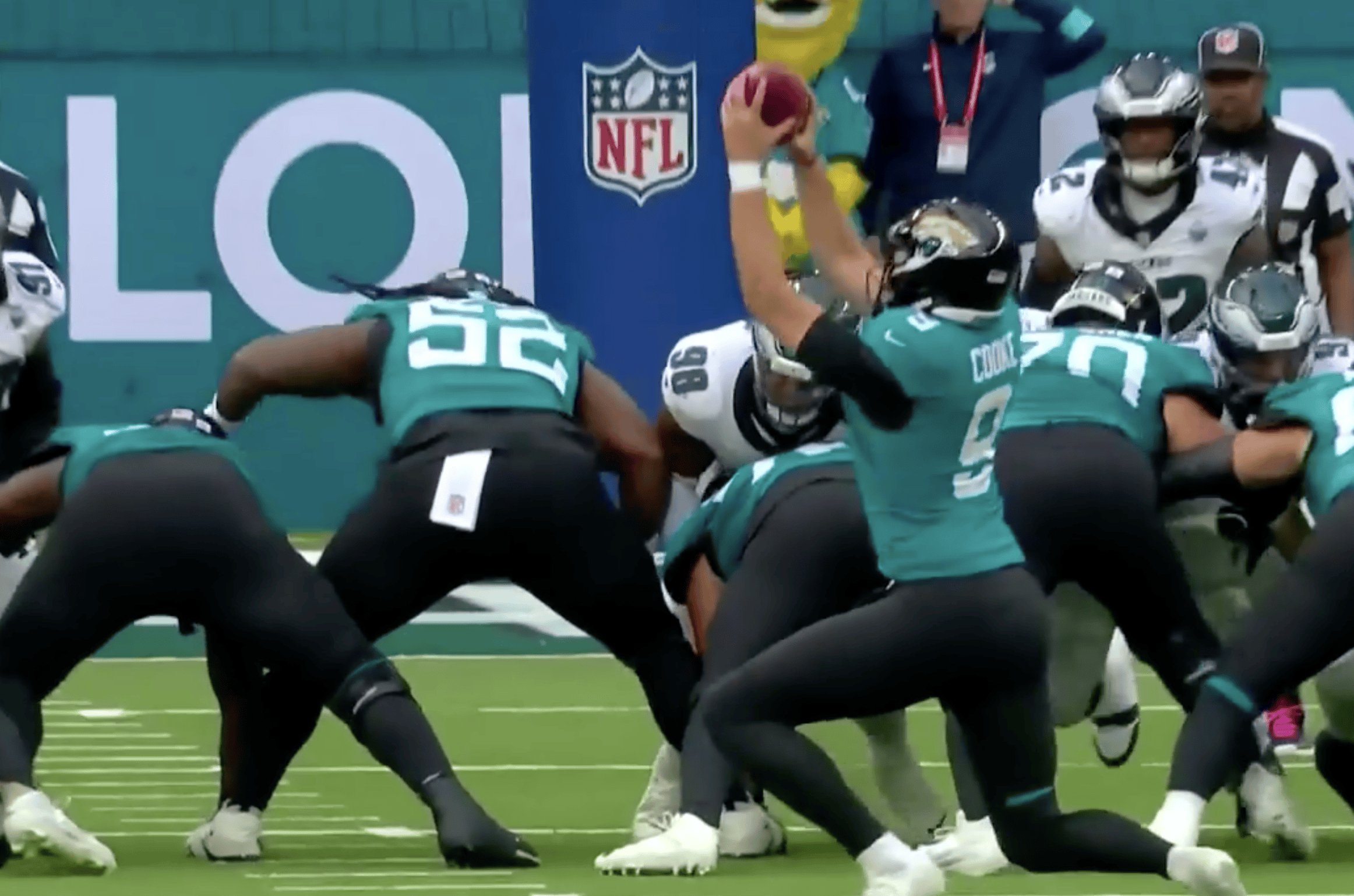DaVon Hamilton faz o snap para Logan Cooke durante um chute dos Jaguars em Londres.