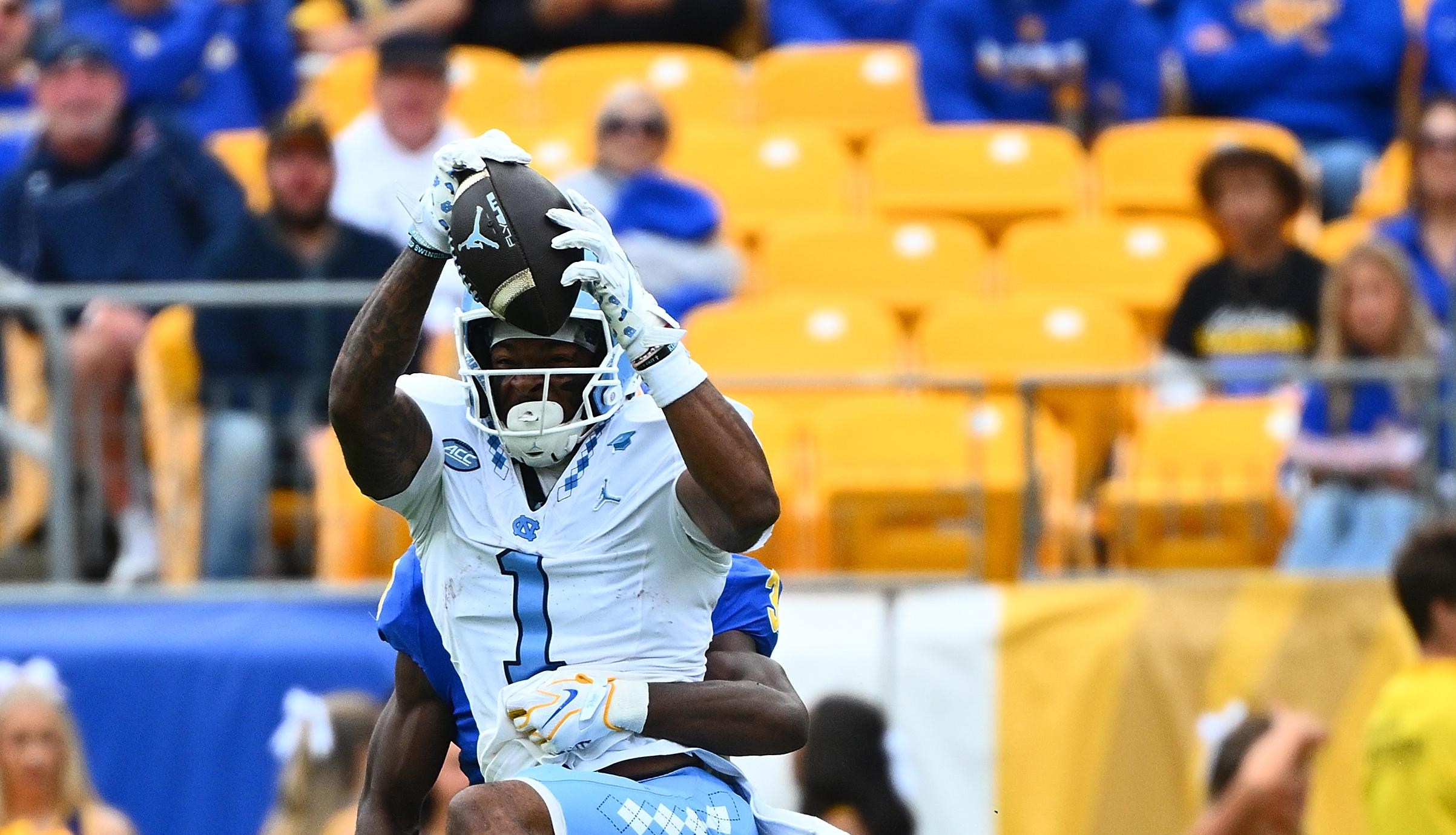 Jordan Shipp recebe um passe por North Carolina diante de Shawn Lee Jr., de Pittsburgh, em 10 de outubro de 2026.