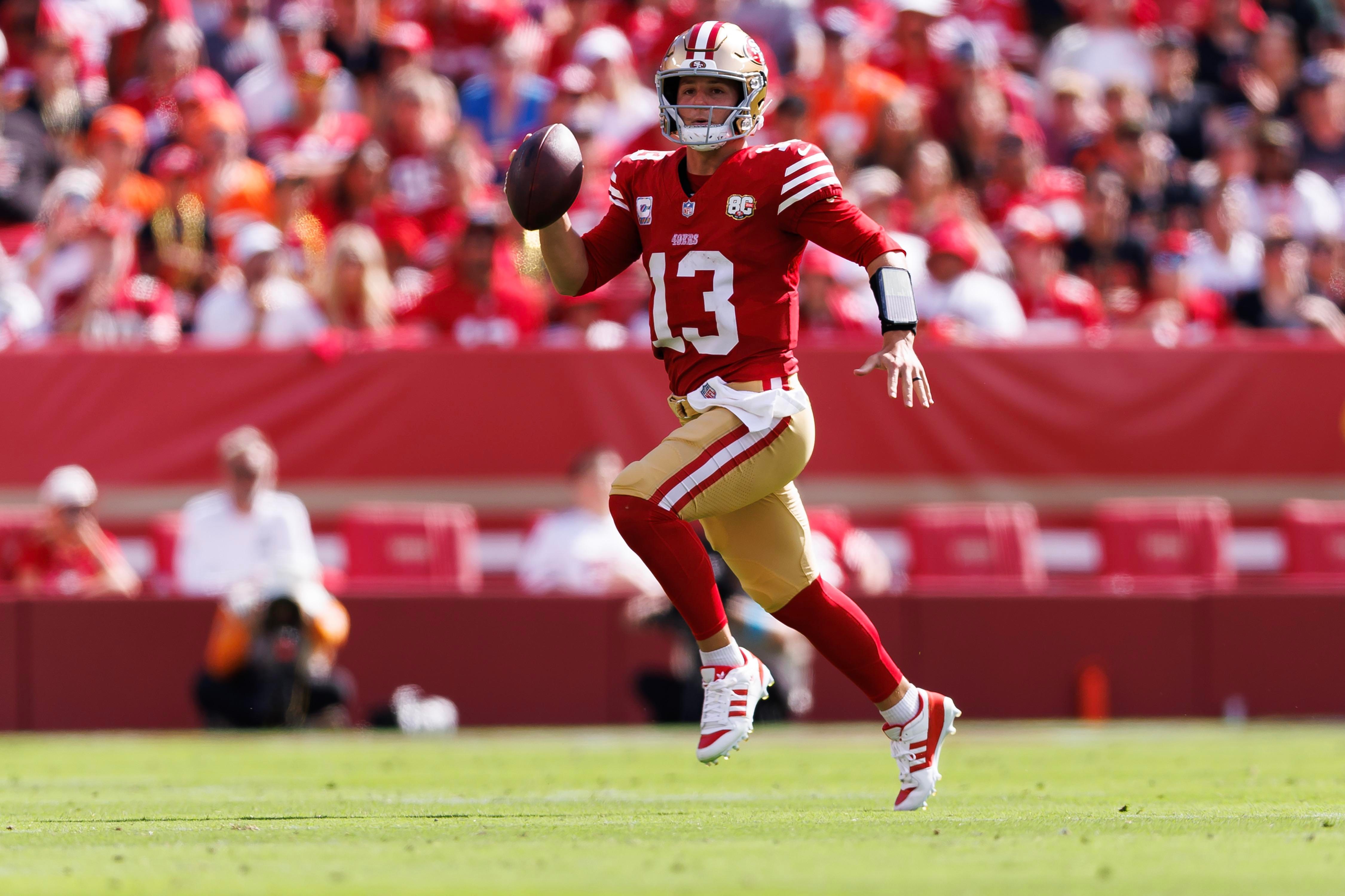 Recebedor dos San Francisco 49ers avança com a bola.