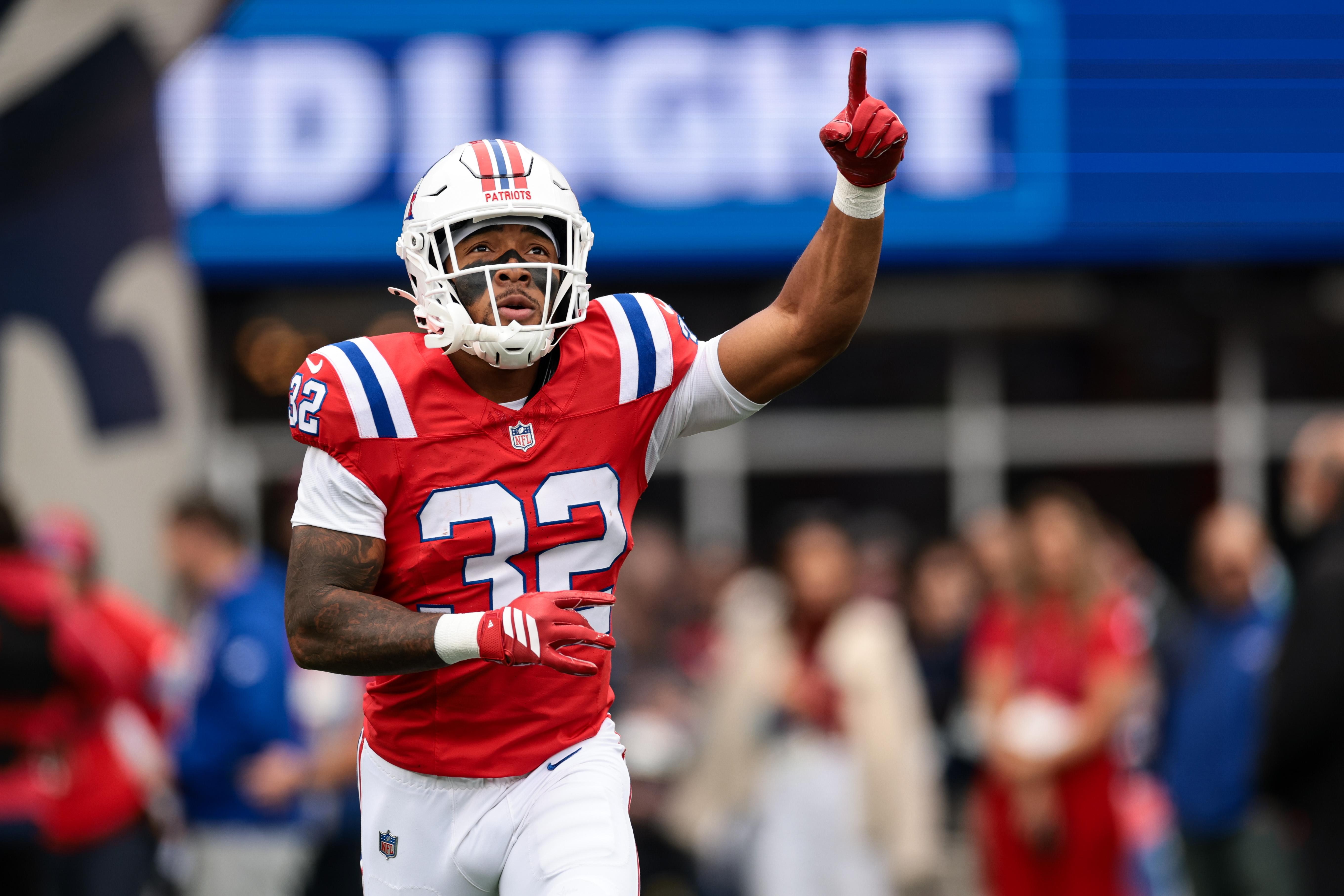 TreVeyon Henderson entra em campo pelos Patriots antes do jogo contra os Raiders.