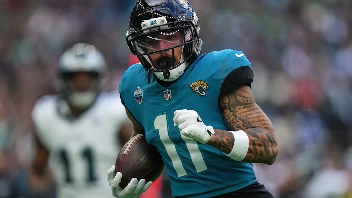 Parker Washington corre com a bola pelos Jaguars contra os Eagles em Londres.