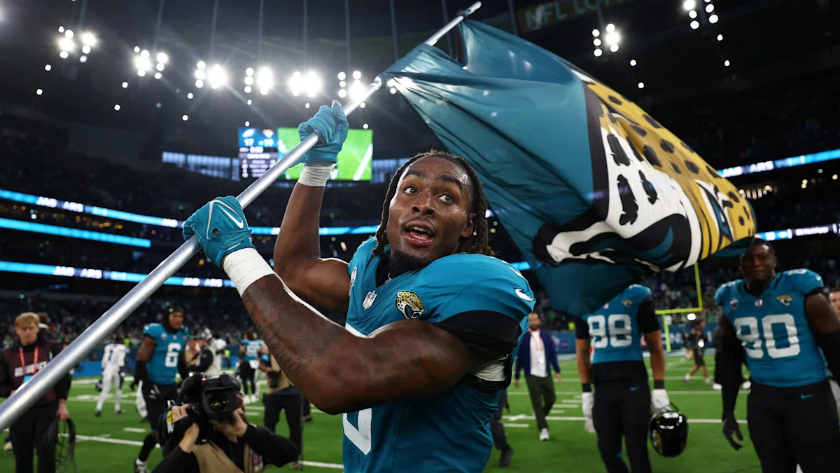 Jogador dos Jaguars ergue o capacete após a vitória sobre os Eagles em Londres.