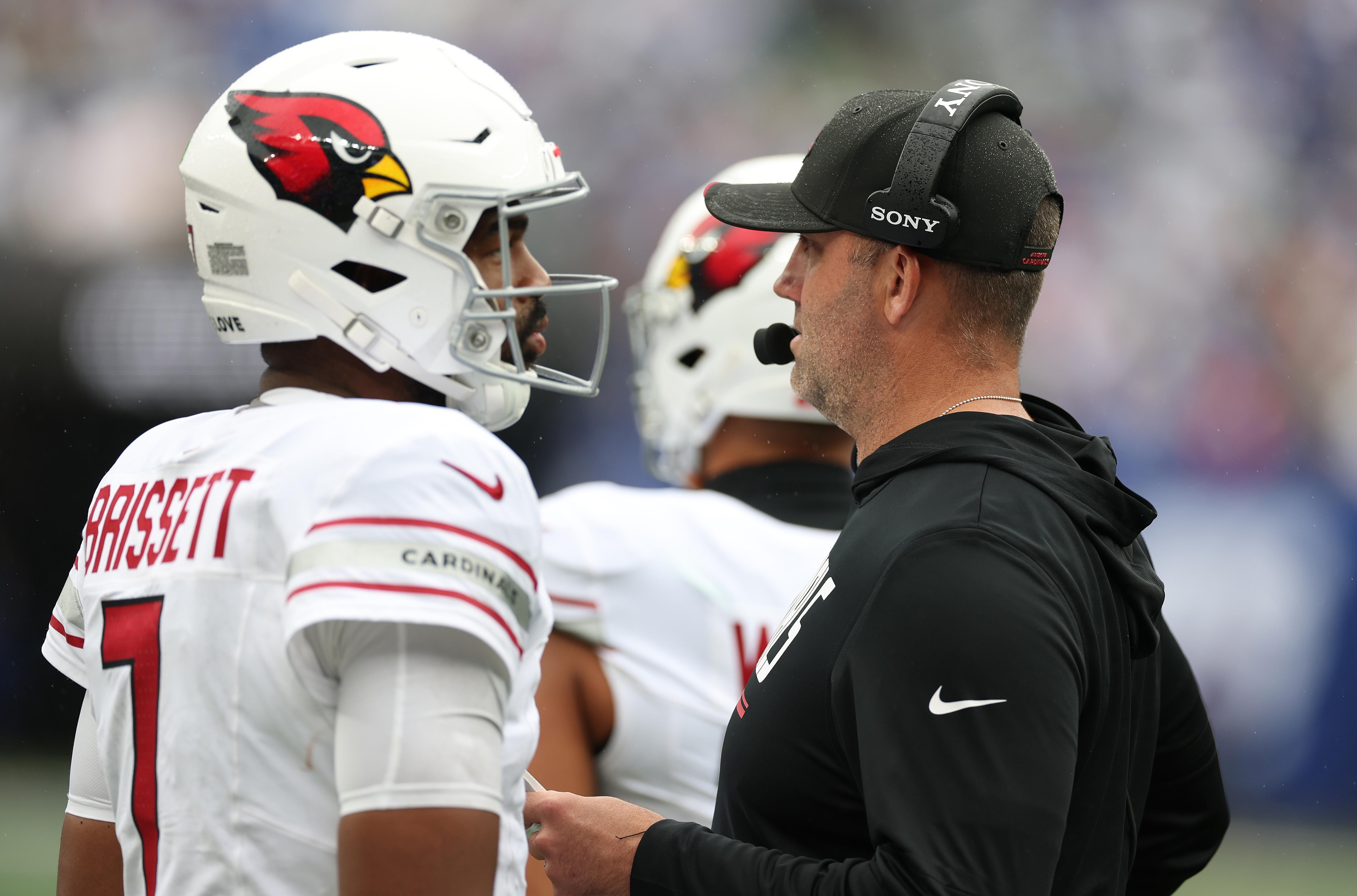 Mike LaFleur, técnico dos Cardinals, conversa com Jacoby Brissett no jogo contra os Giants em 4 de outubro de 2026.