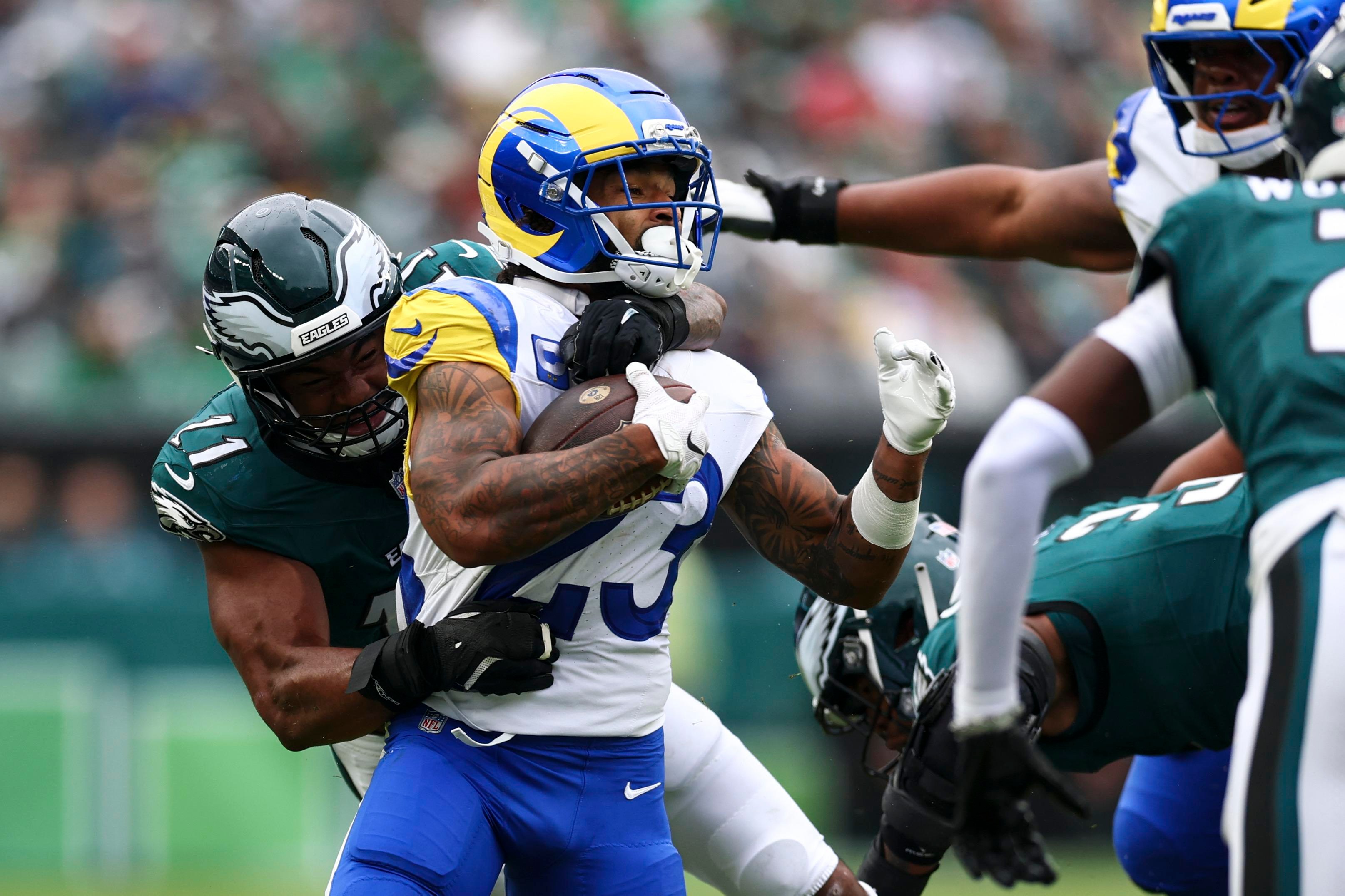 Kyren Williams carrega a bola pelos Los Angeles Rams contra os Philadelphia Eagles.