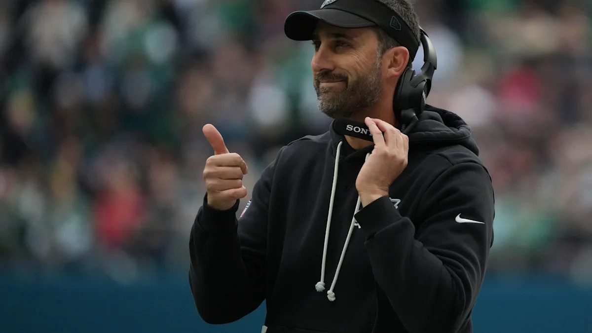 Nick Sirianni, técnico do Philadelphia Eagles, à beira do campo.