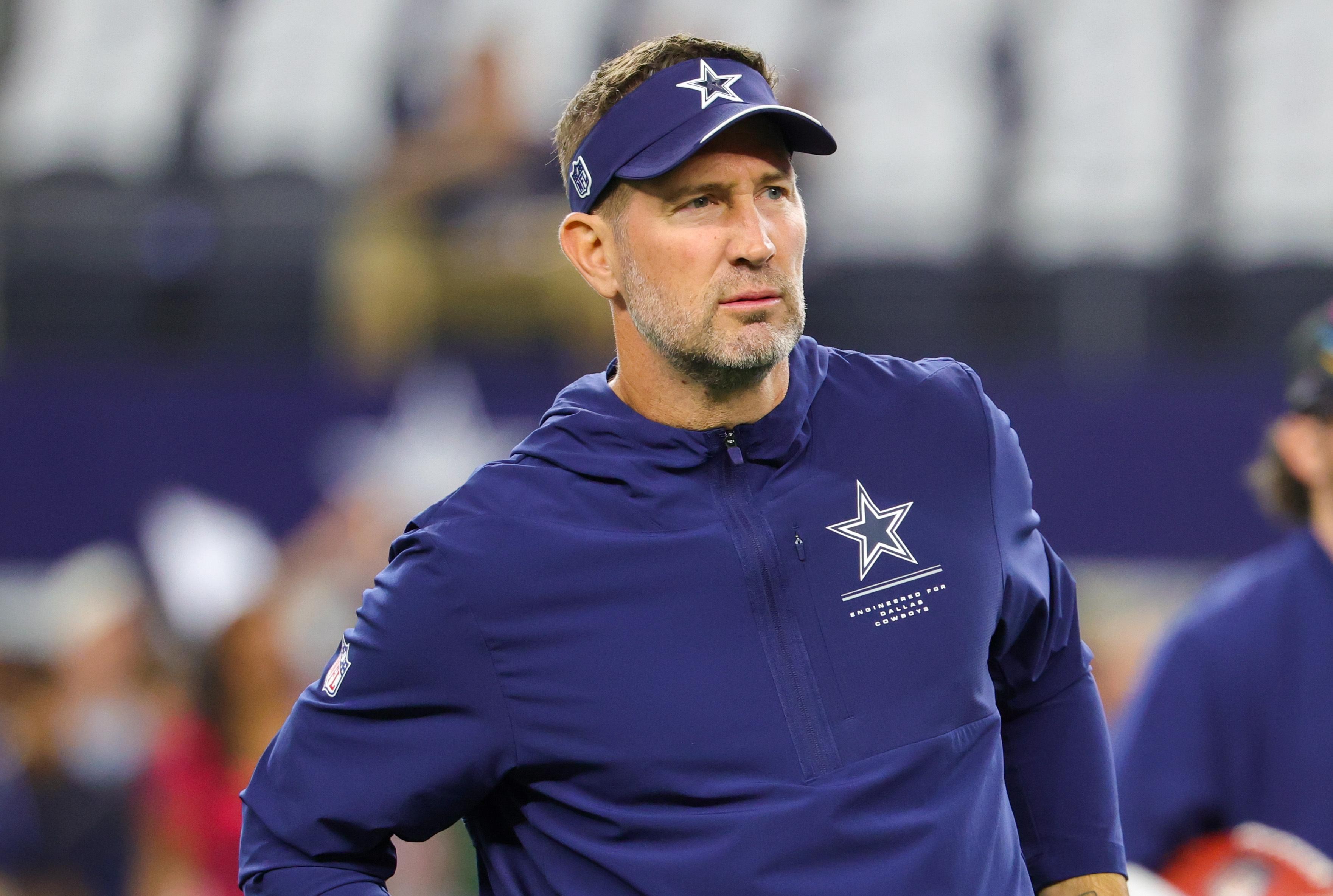 Brian Schottenheimer acompanha uma partida do Dallas Cowboys.