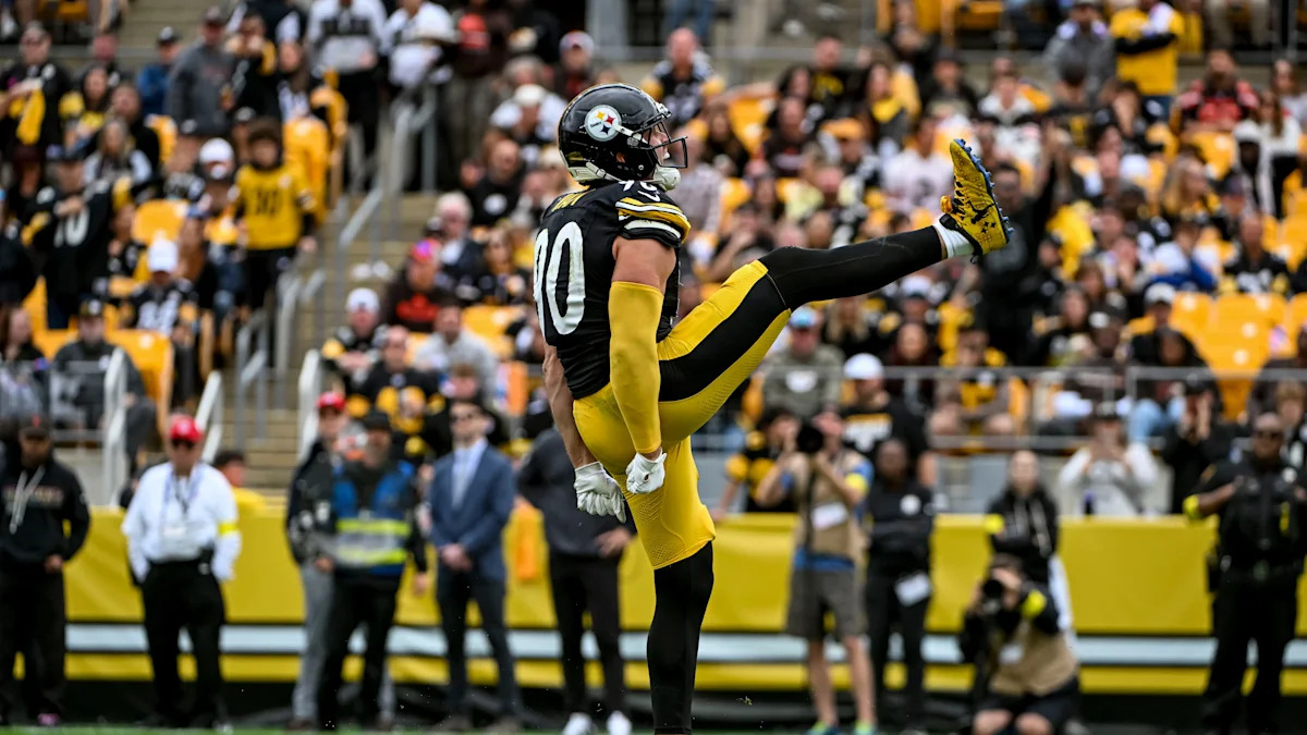 T.J. Watt se aquece em campo pelo Pittsburgh Steelers.