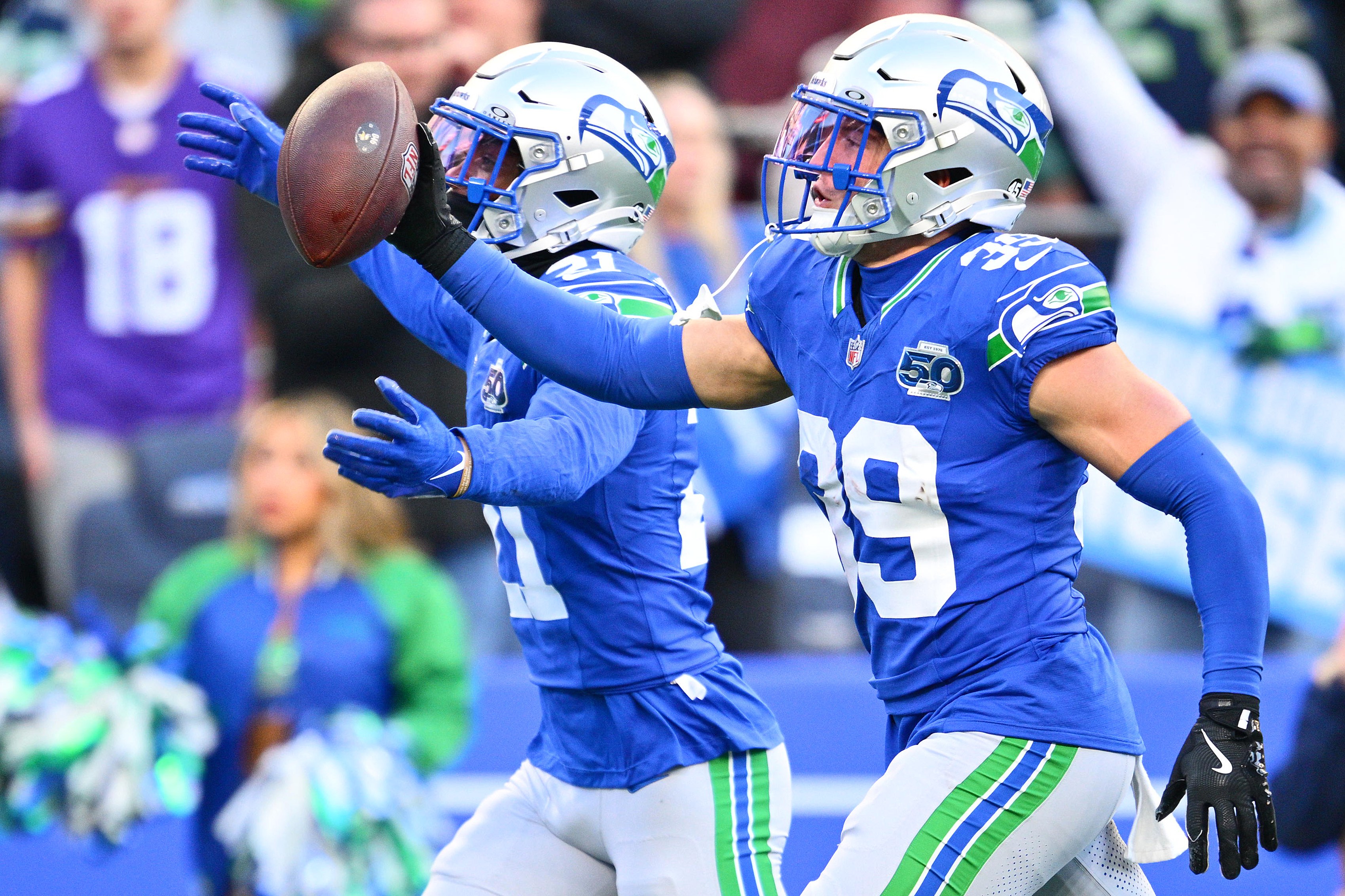 Ty Okada comemora junto da defesa dos Seahawks.