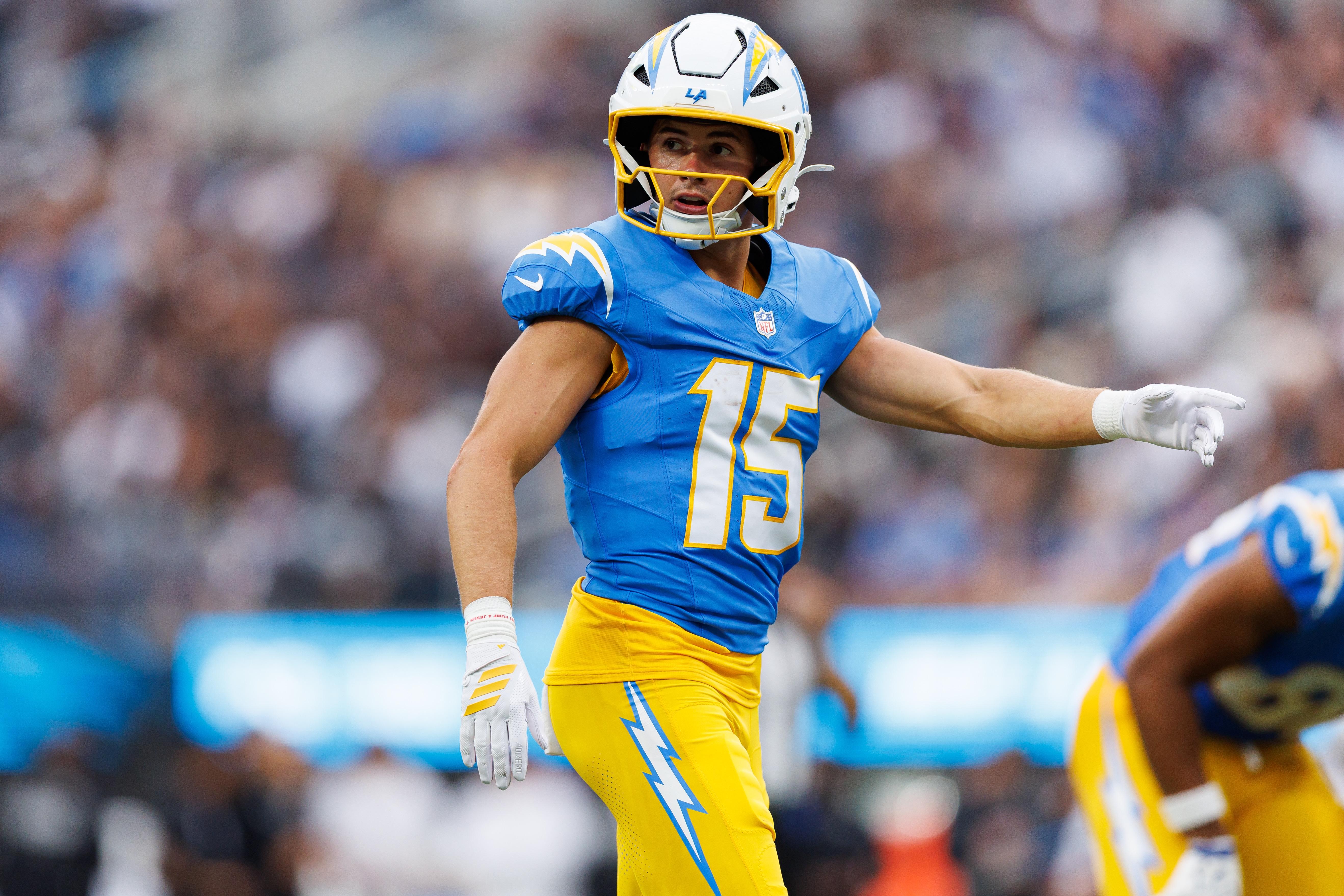 Ladd McConkey se posiciona em campo pelos Chargers.