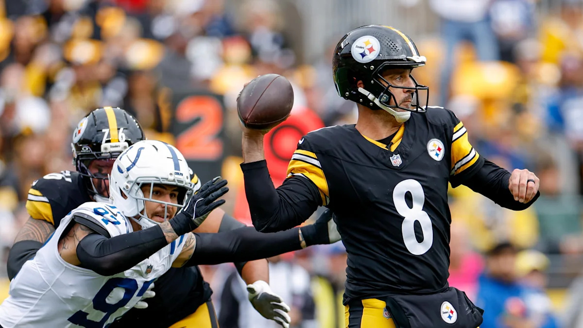 Aaron Rodgers lança a bola pelos Steelers.