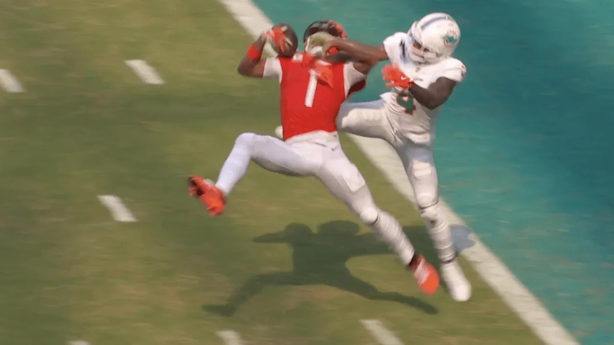 Ja'Marr Chase completa uma recepção difícil para touchdown diante dos Dolphins.