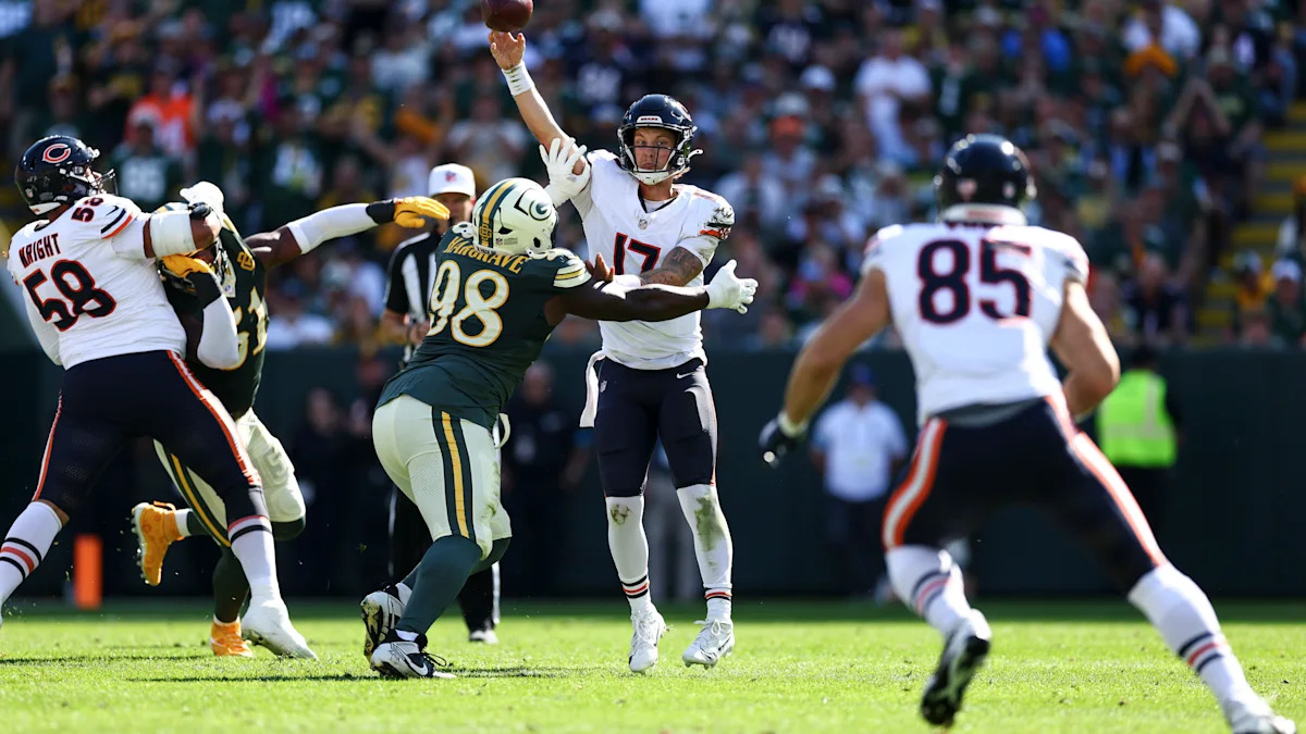 Tyson Bagent lança um passe pelos Bears contra os Packers em 11 de outubro de 2026.