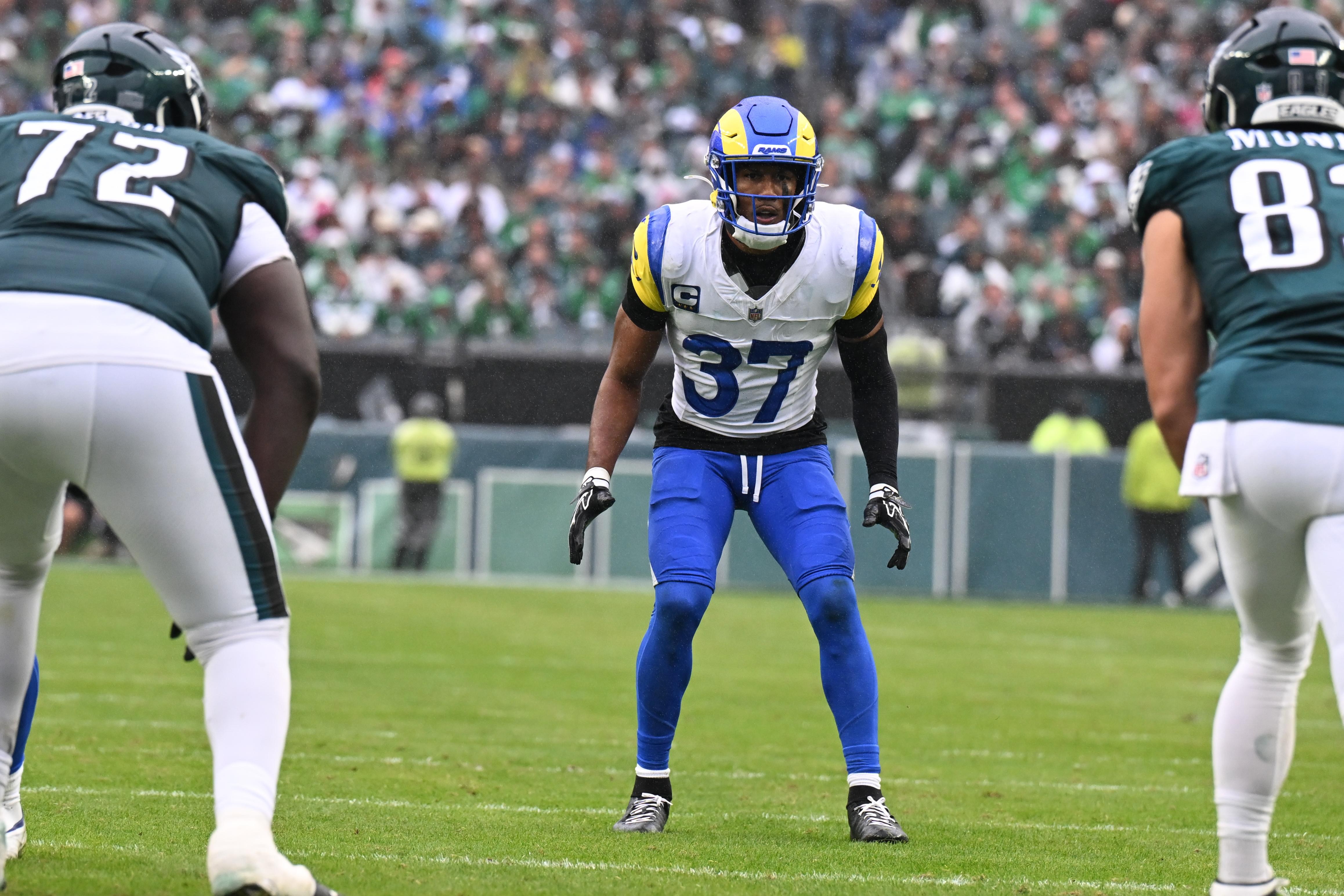 Quentin Lake se posiciona na defesa dos Rams diante dos Eagles em 4 de outubro de 2026.
