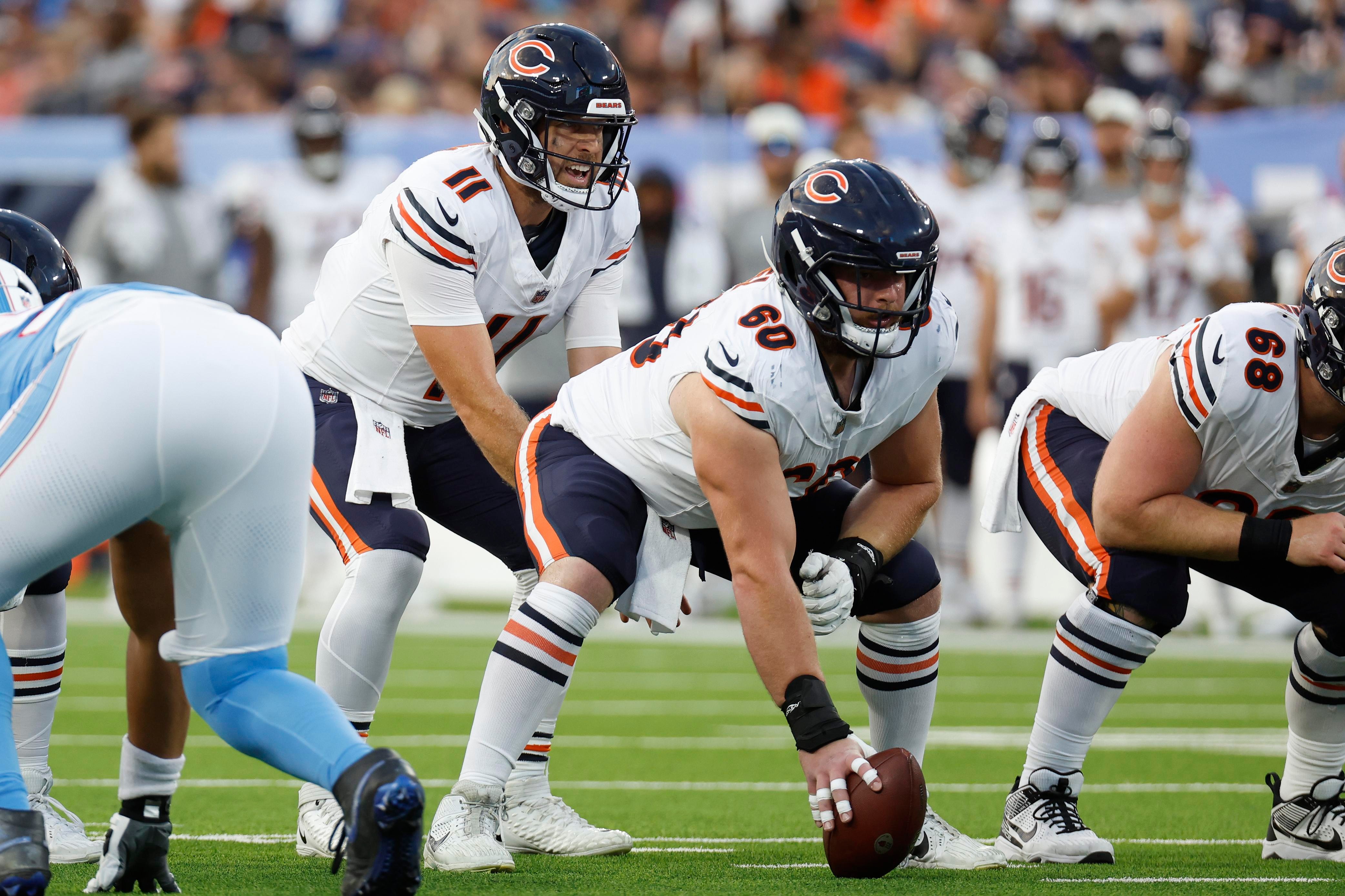 Kyle Hergel prepara um snap pelos Bears na pré-temporada de 29 de agosto de 2026.