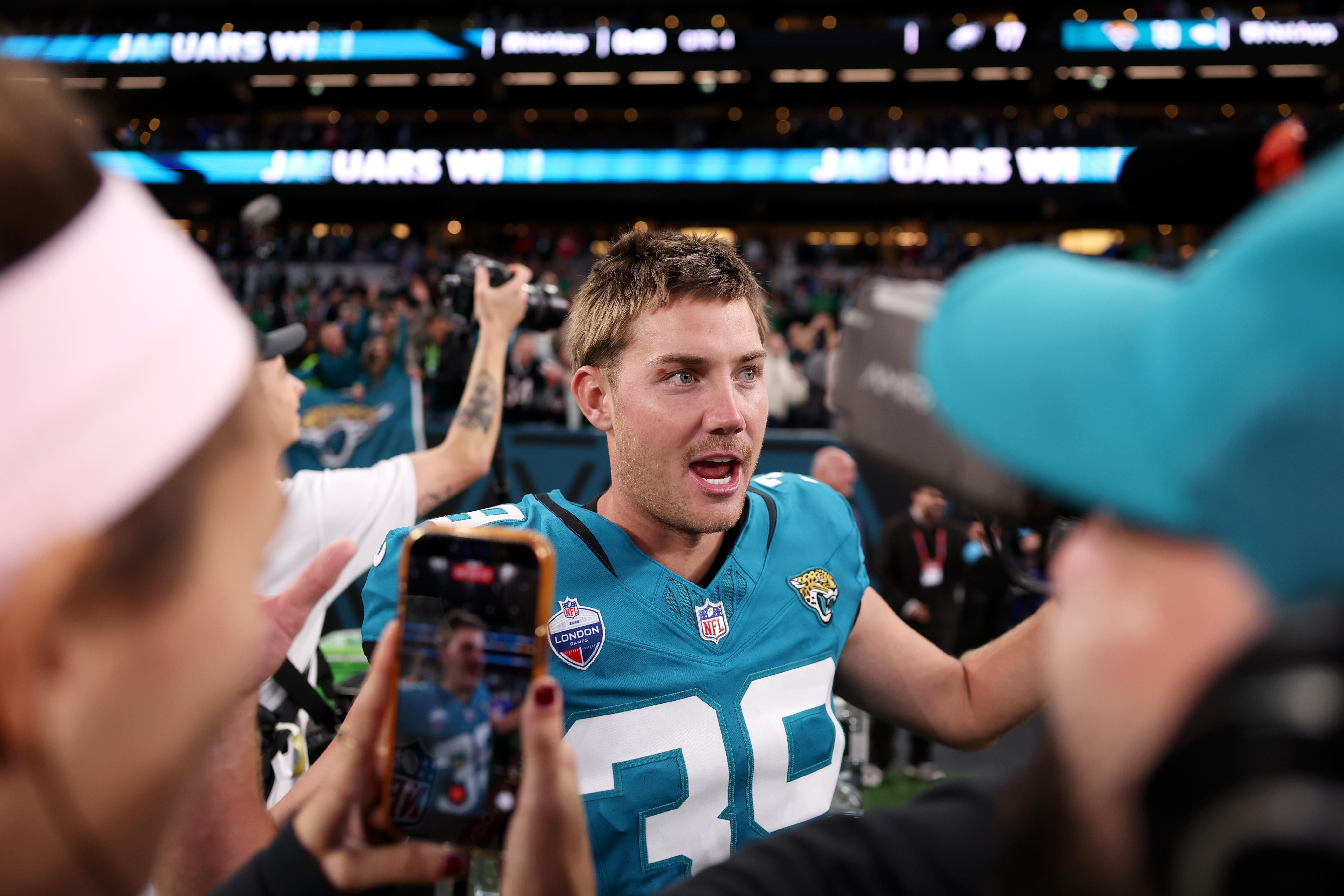 Cam Little conversa após a vitória dos Jaguars em Londres.