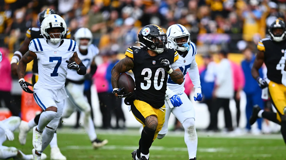 Jaylen Warren corre com a bola pelos Steelers diante dos Colts.