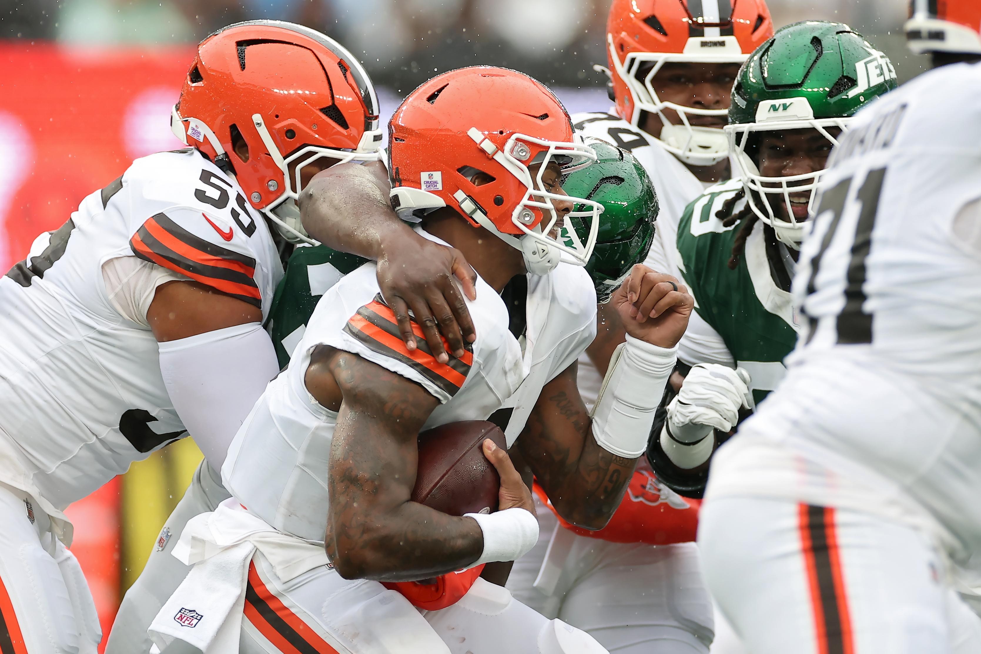 Quinshon Judkins corre com a bola pelos Browns contra os Jets em 11 de outubro de 2026.