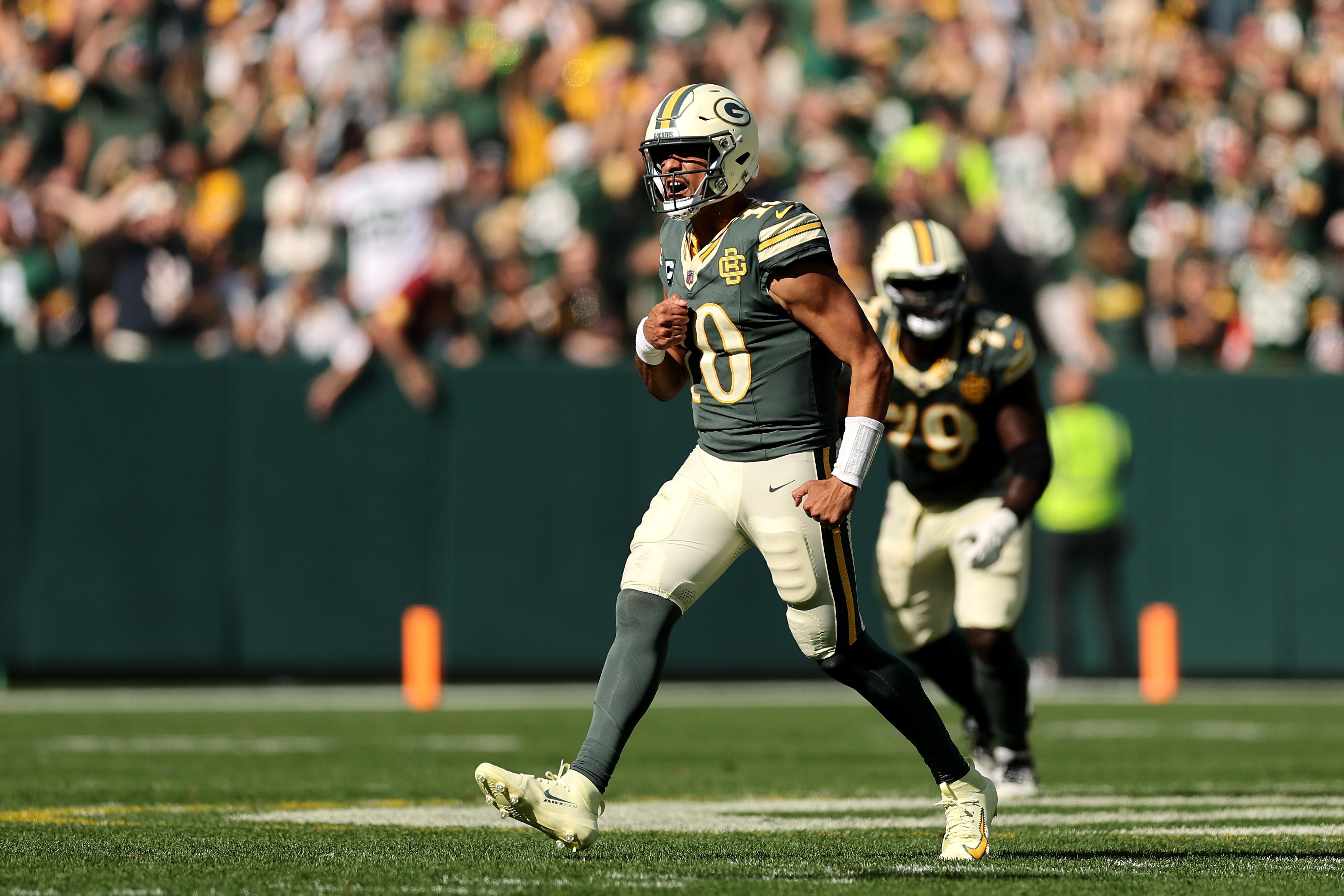 Jordan Love comemora um passe para touchdown dos Packers contra os Bears.