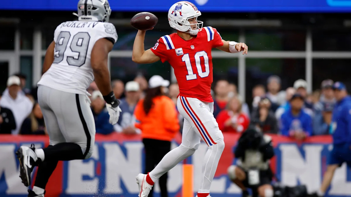 Drake Maye lança a bola pelos Patriots contra os Raiders.