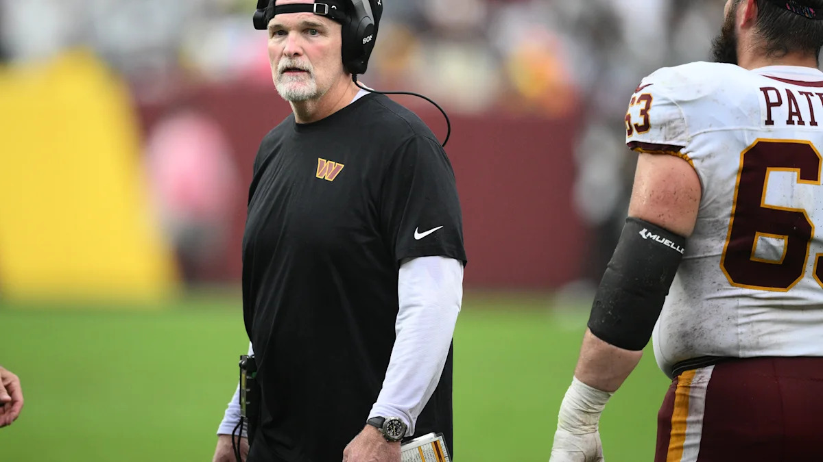 Dan Quinn, técnico do Washington Commanders, à beira do campo.