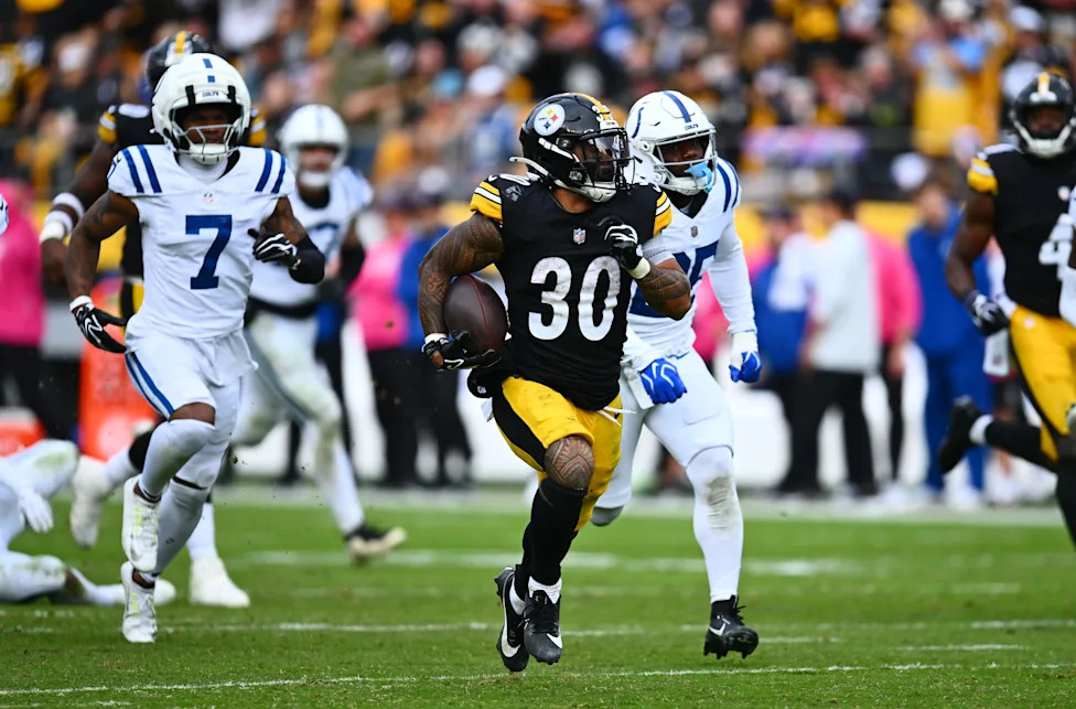 Jaylen Warren avança com a bola pelos Steelers contra os Colts.