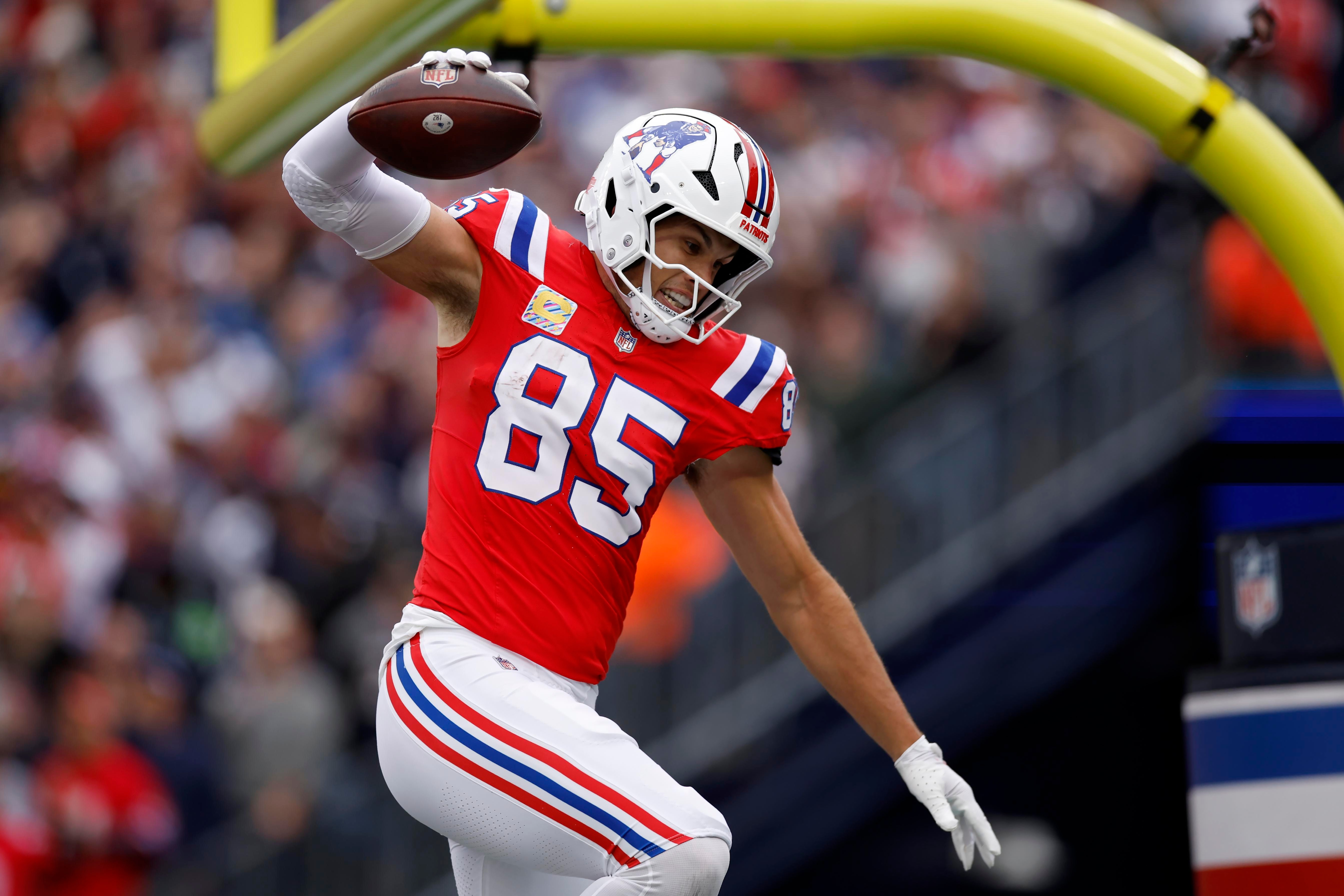 Hunter Henry comemora um touchdown dos Patriots contra os Raiders.