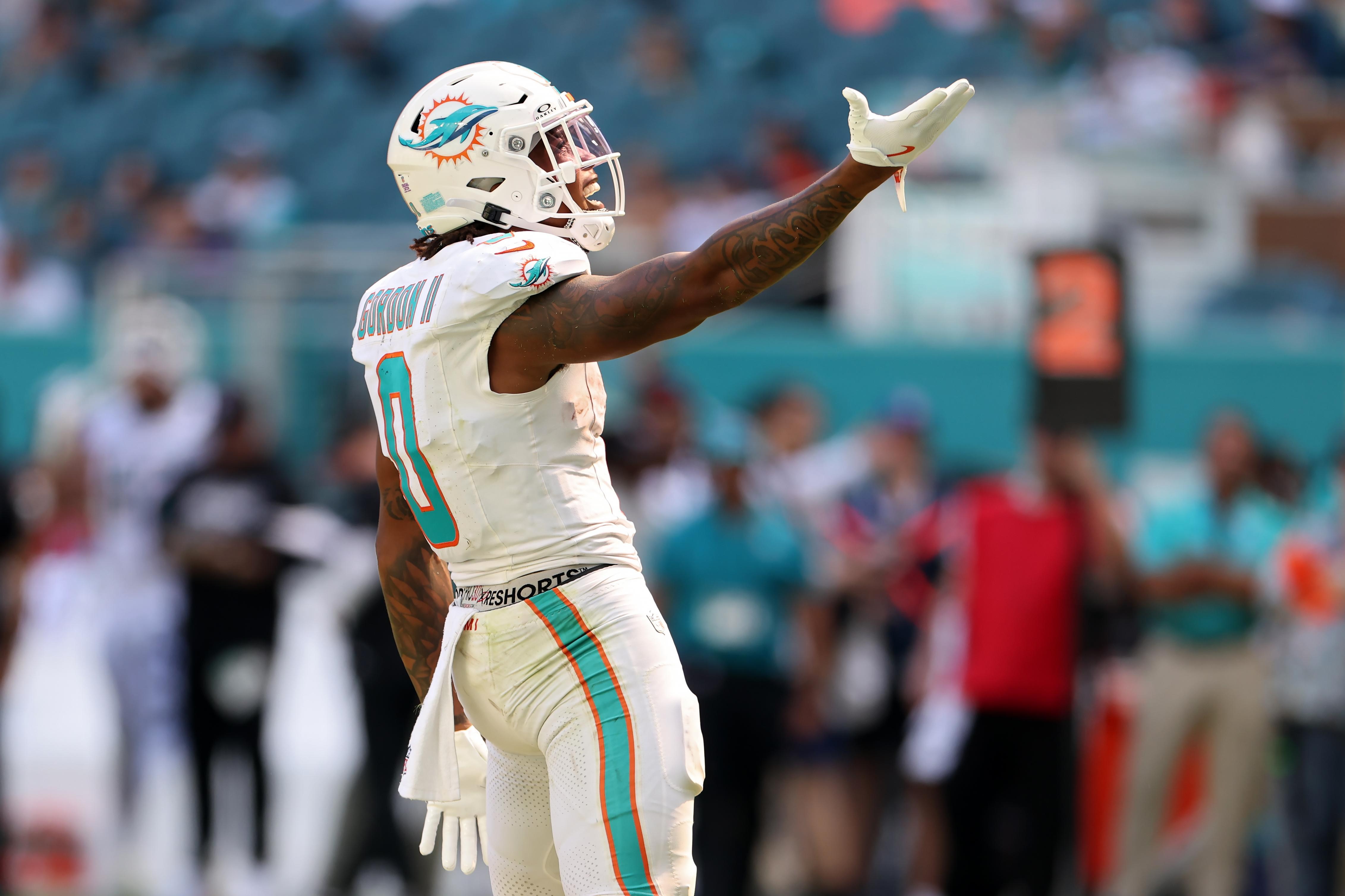 Ollie Gordon II comemora uma primeira descida dos Dolphins contra os Bengals.
