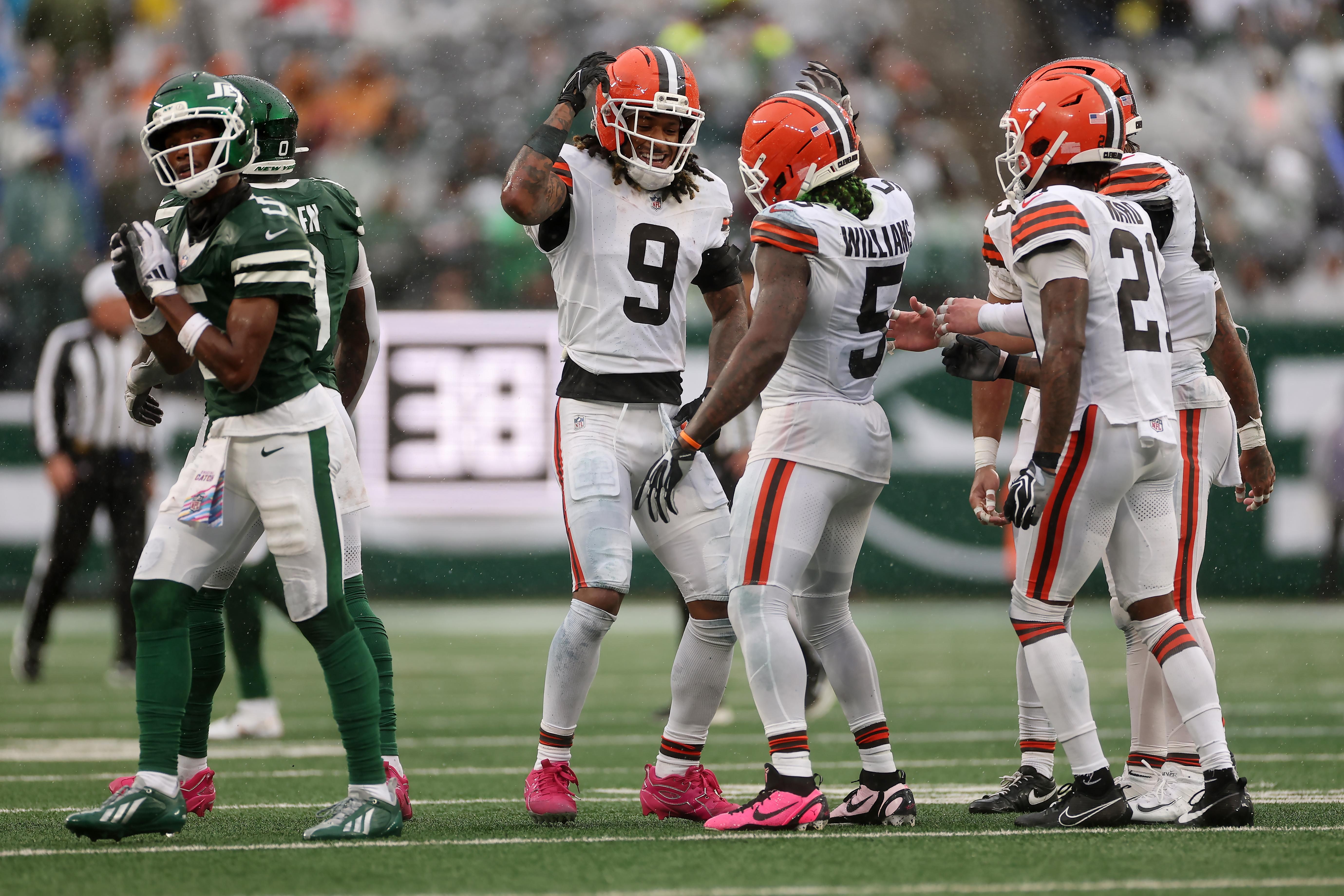Jogadores dos Browns reunidos em campo diante dos Jets.