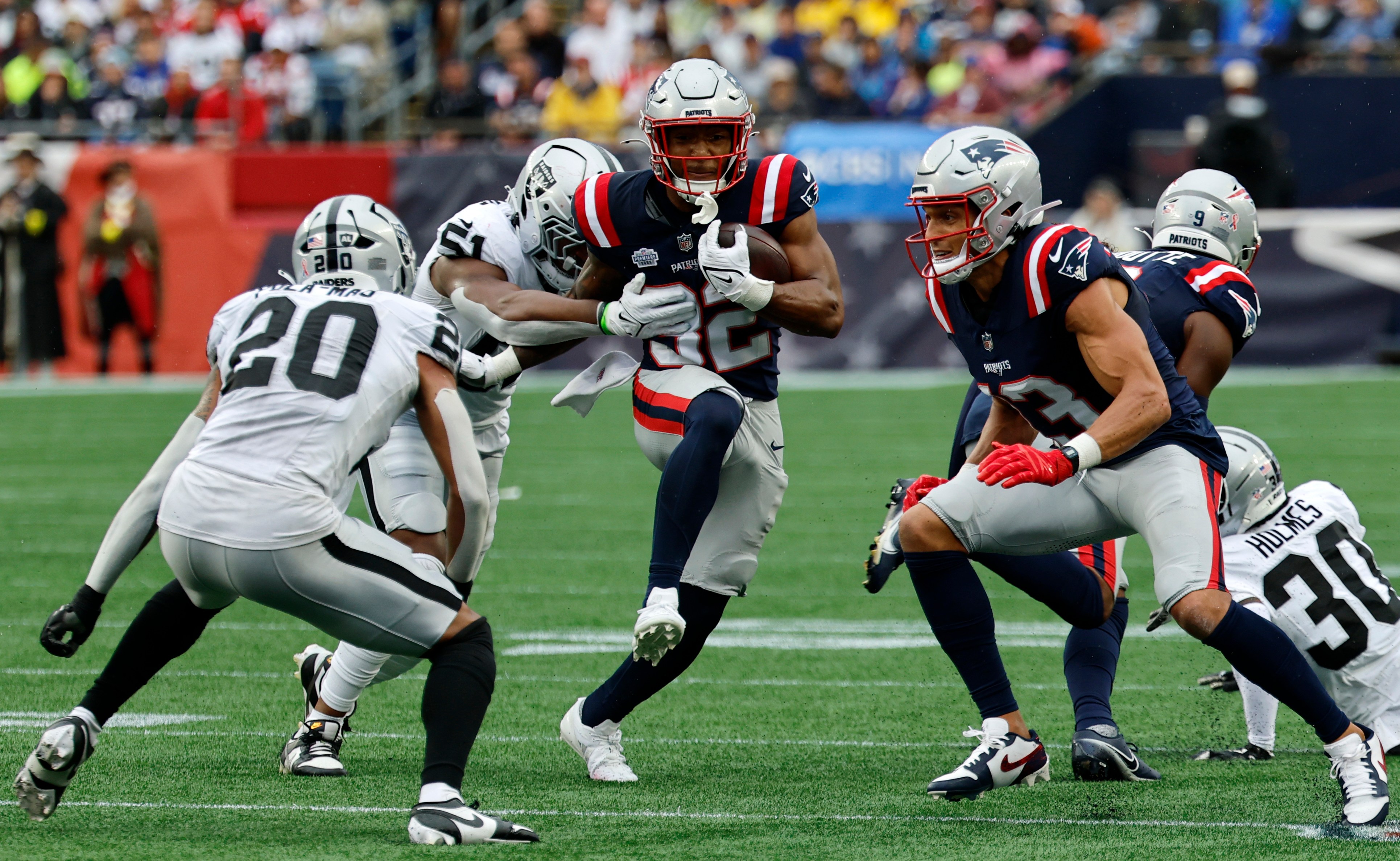 Jogador dos Raiders enfrenta a defesa dos Patriots.