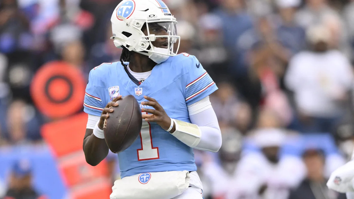 Cam Ward prepara um passe pelo Tennessee Titans.